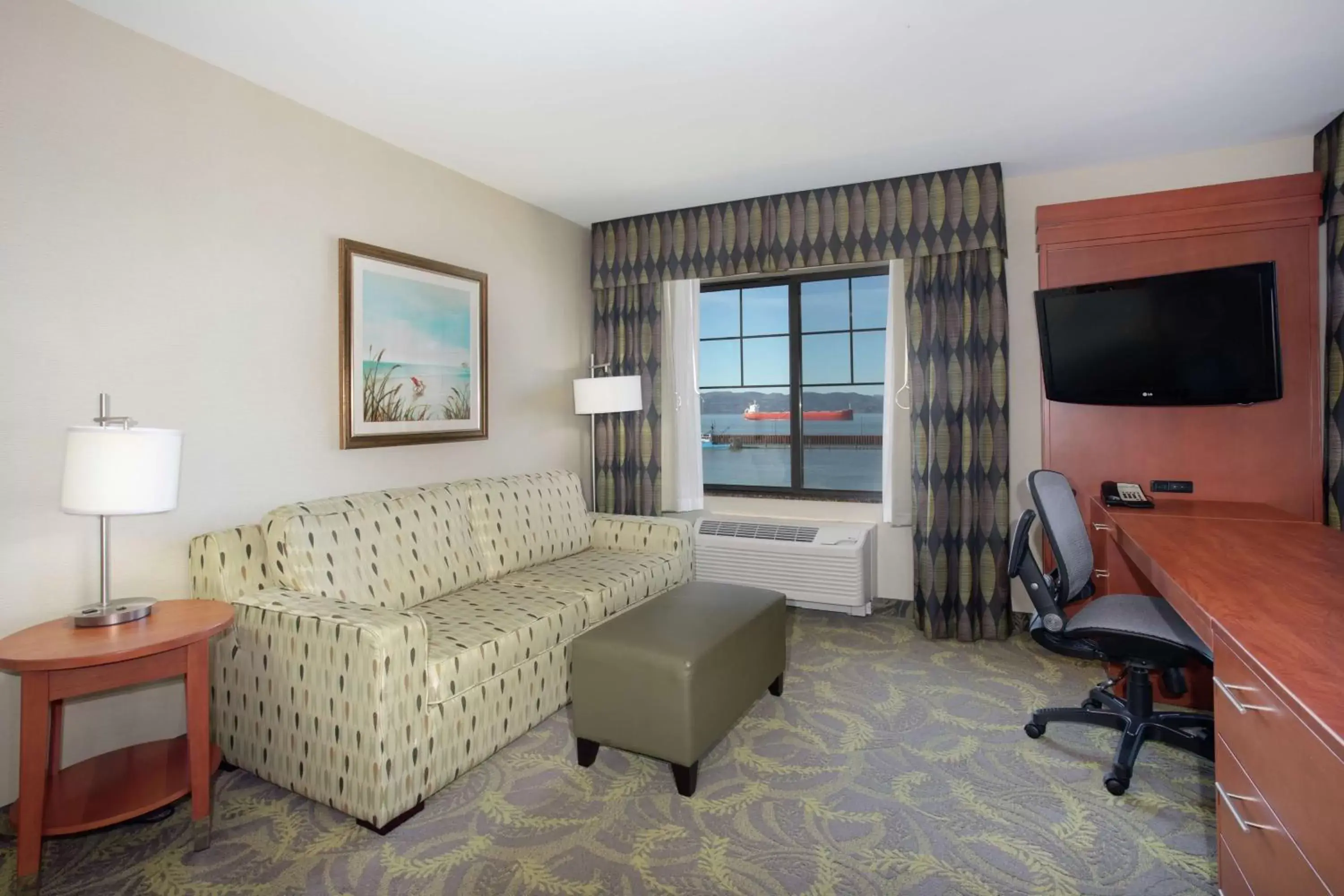 Bedroom, Seating Area in Hampton Inn & Suites Astoria