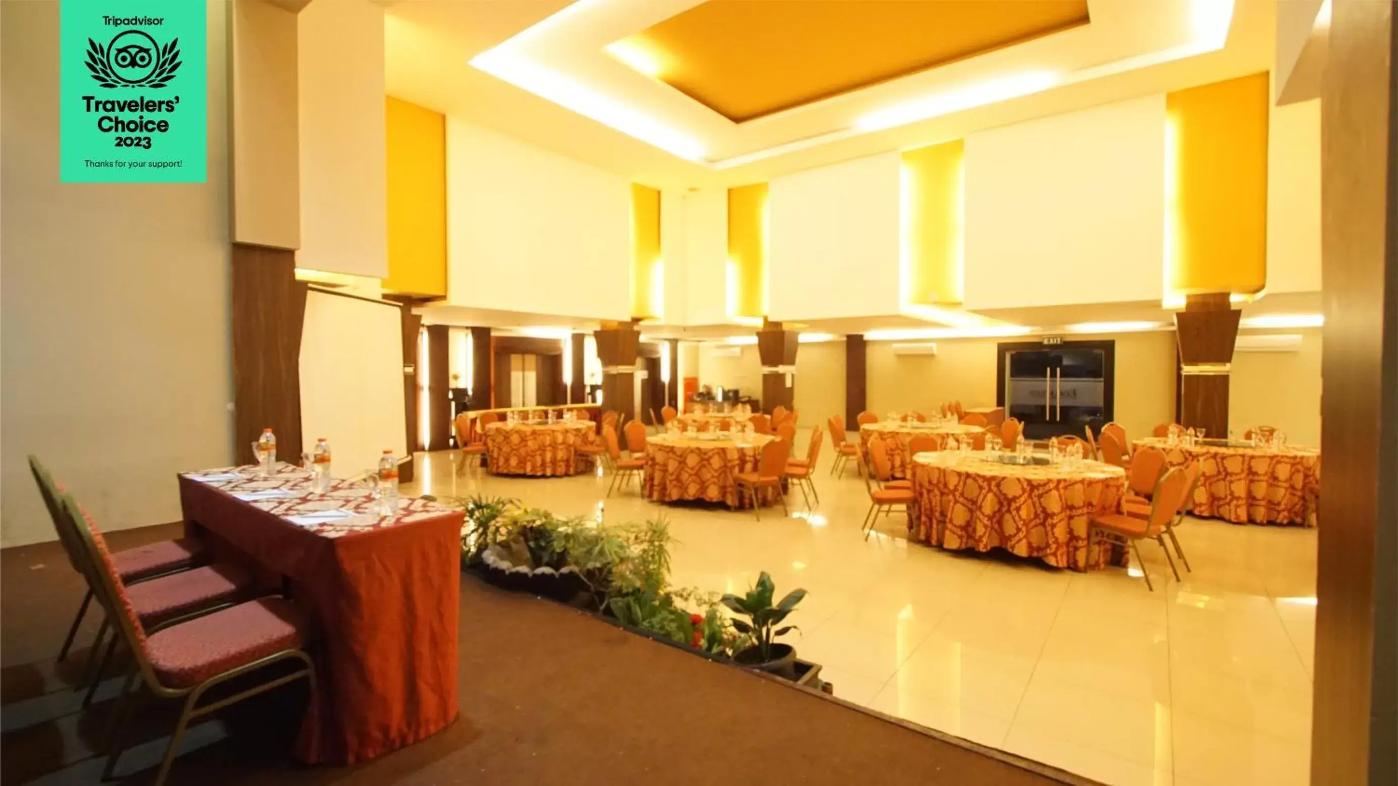 Meeting/conference room, Restaurant/Places to Eat in Dafam Hotel Cilacap