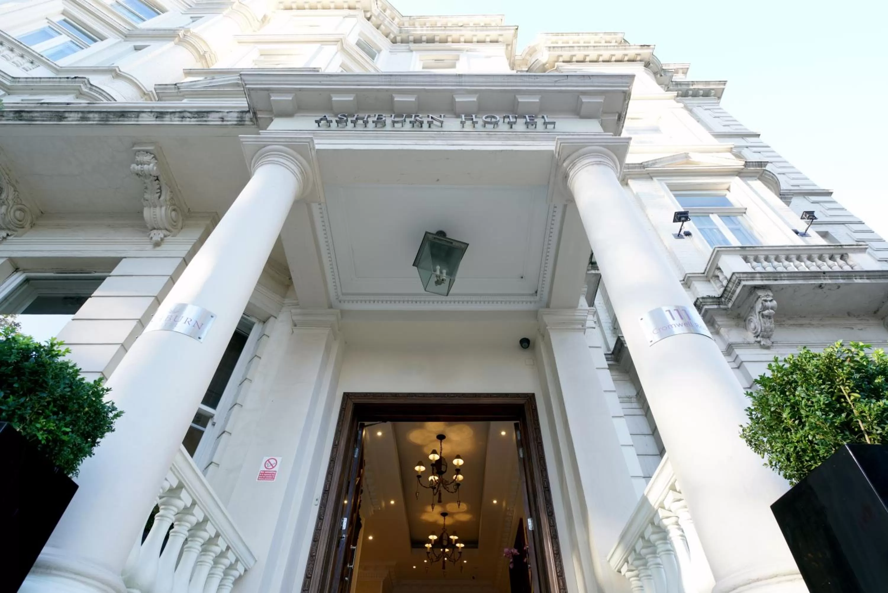 Facade/entrance in Ashburn Hotel