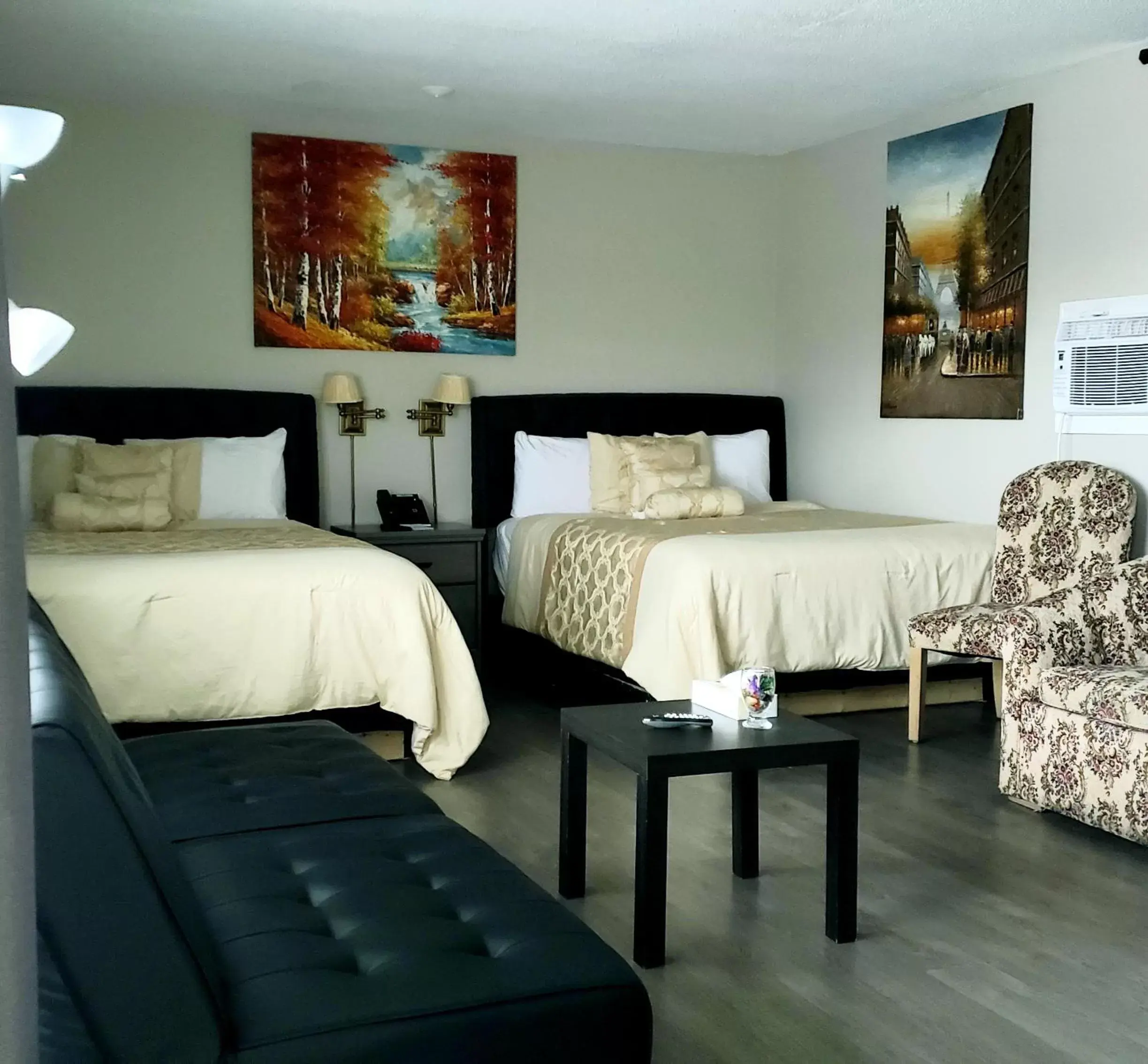 Photo of the whole room, Bed in Travellers Motel