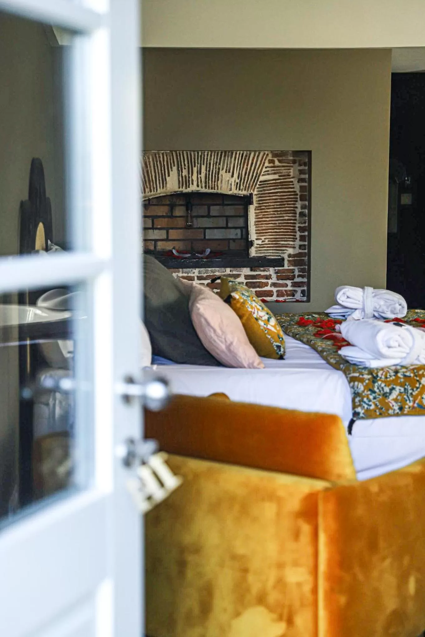 Bed in Domaine de Bellevue, The Originals Relais