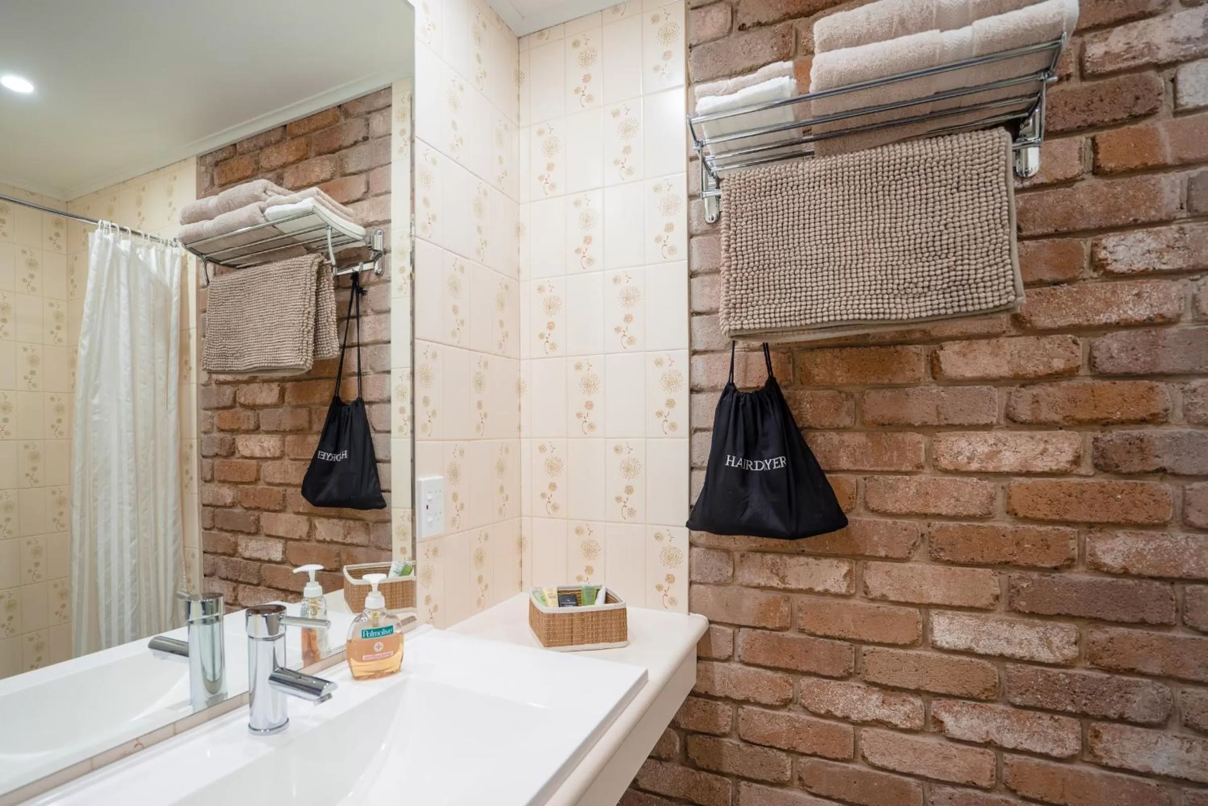 Bathroom in Farnham Court Motel and Restaurant