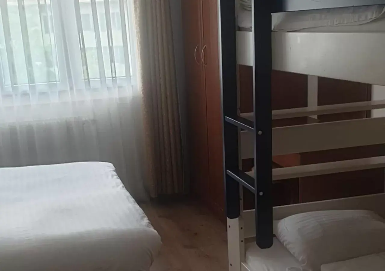 Bed, Bunk Bed in Hotel Du Quai