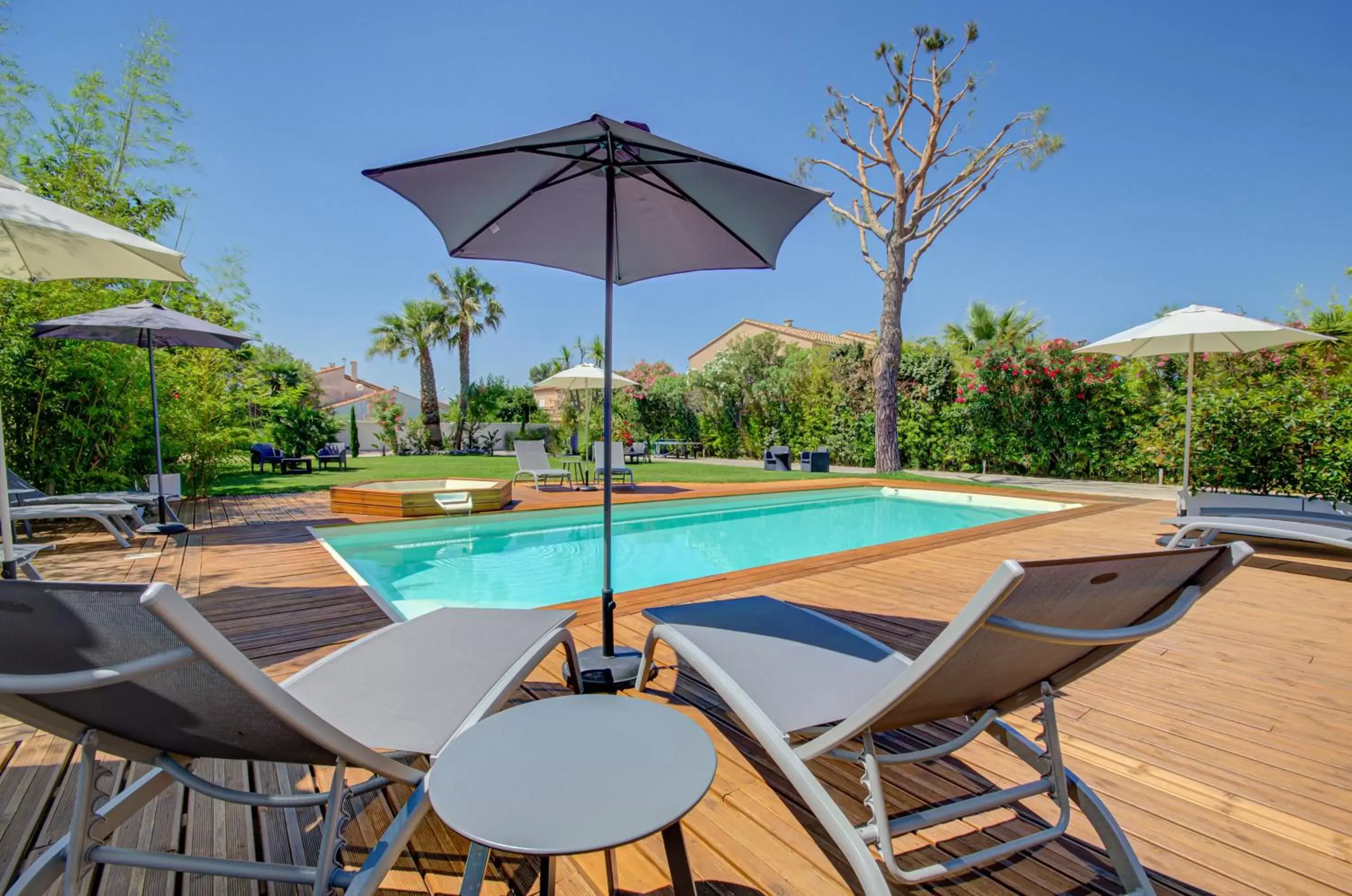 Garden, Swimming Pool in Domaine Le Courti