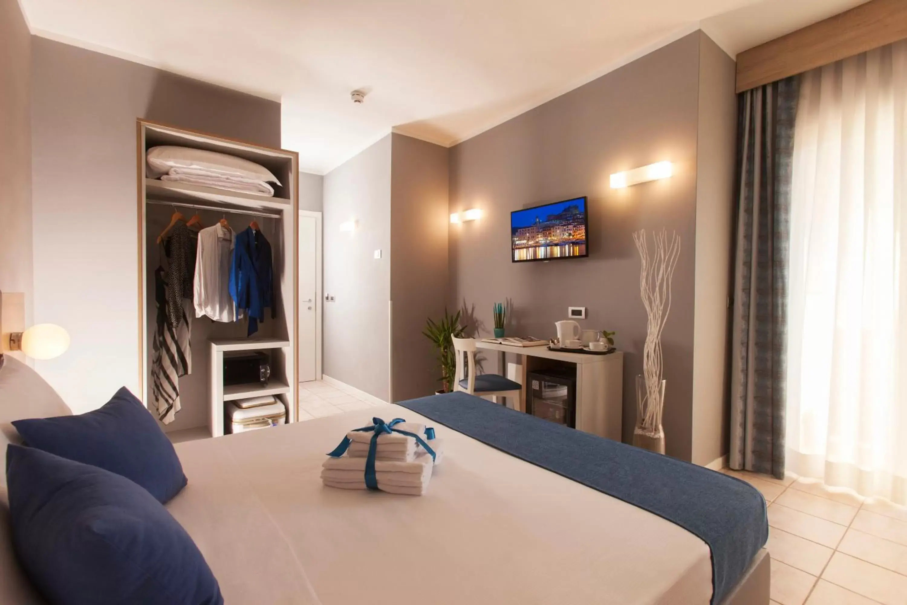 Bedroom, TV/Entertainment Center in Bike&Boat Argentario Hotel