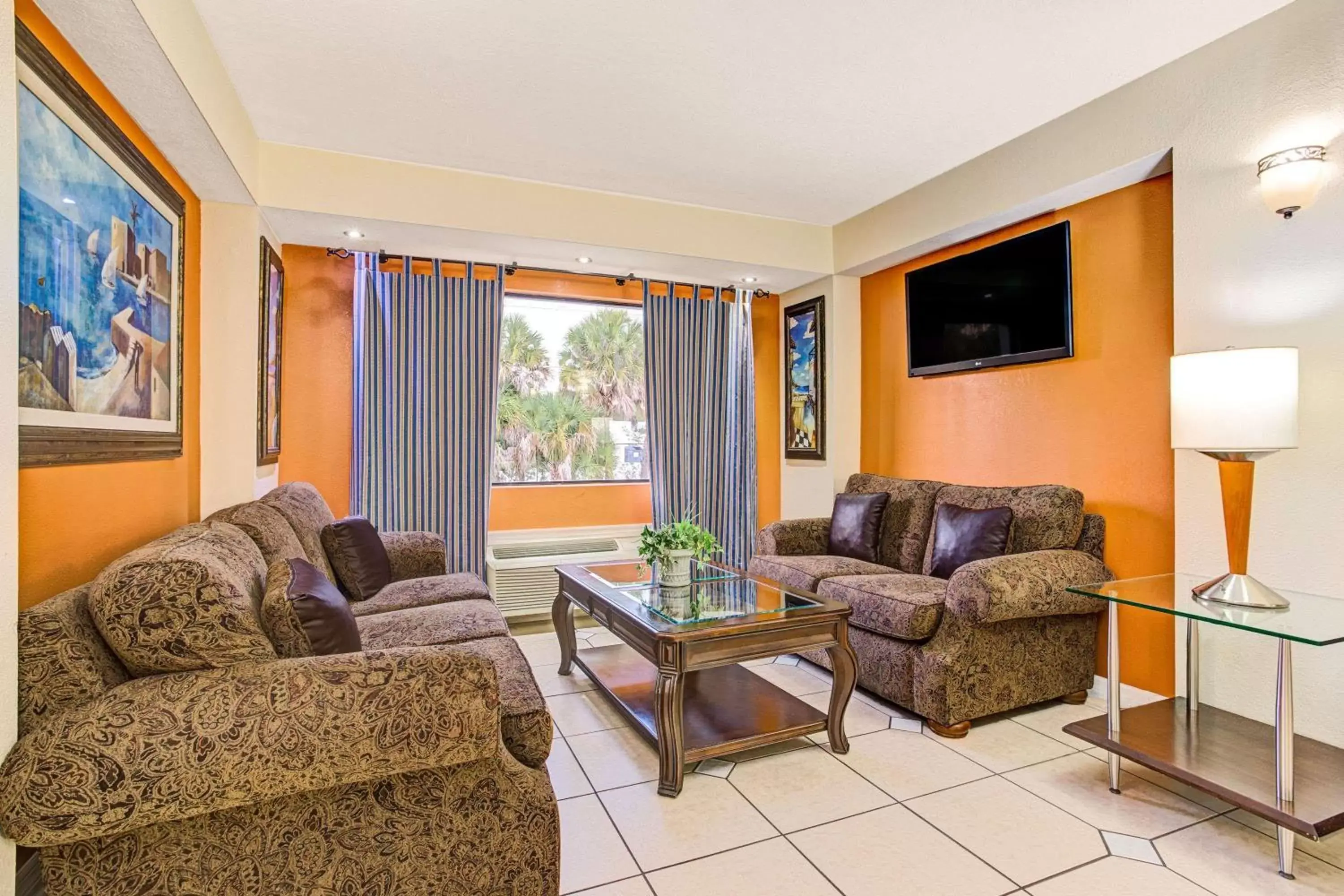 Lobby or reception, Seating Area in Days Inn & Suites by Wyndham Tampa near Ybor City