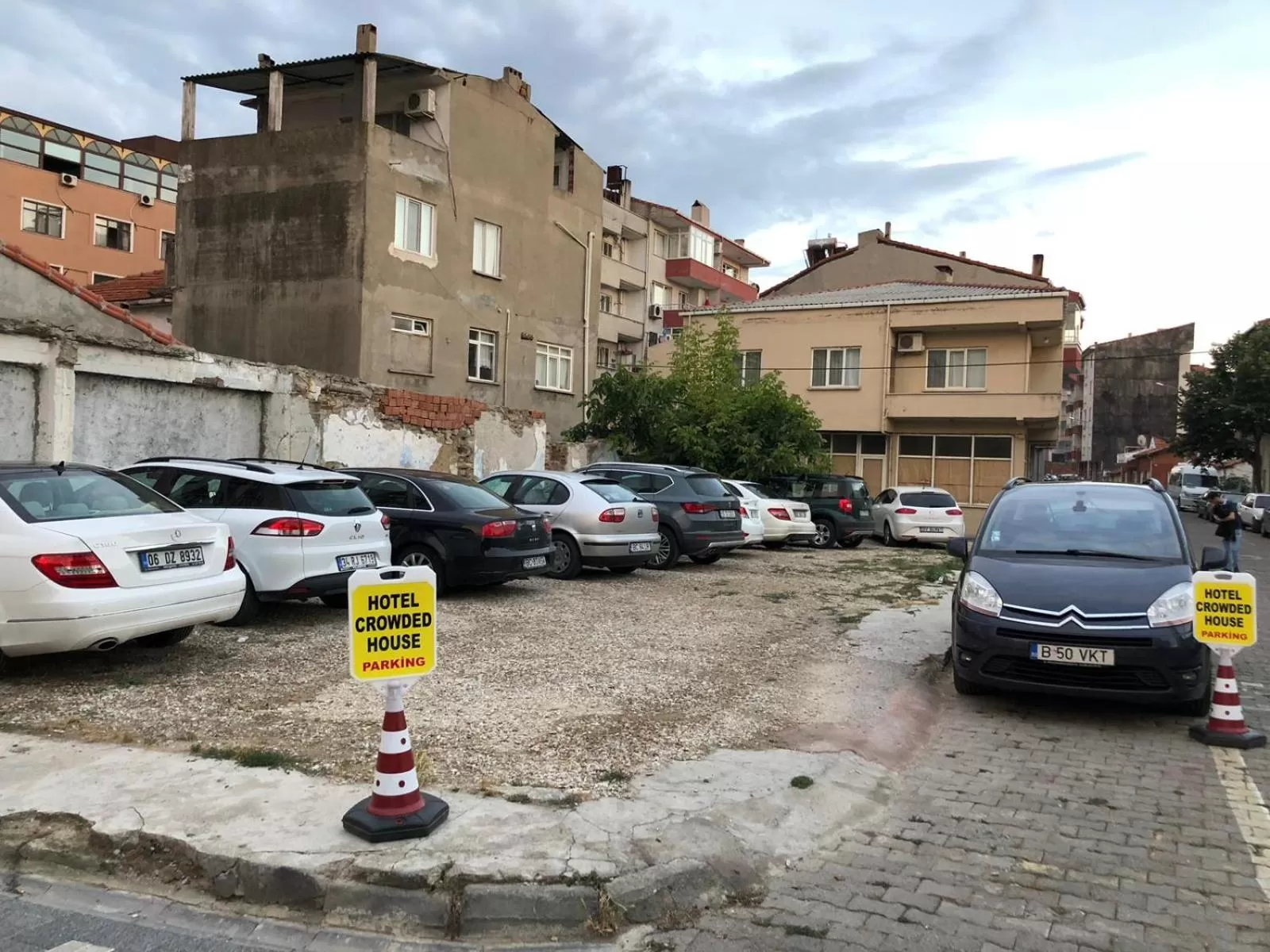Parking in Hotel Crowded House