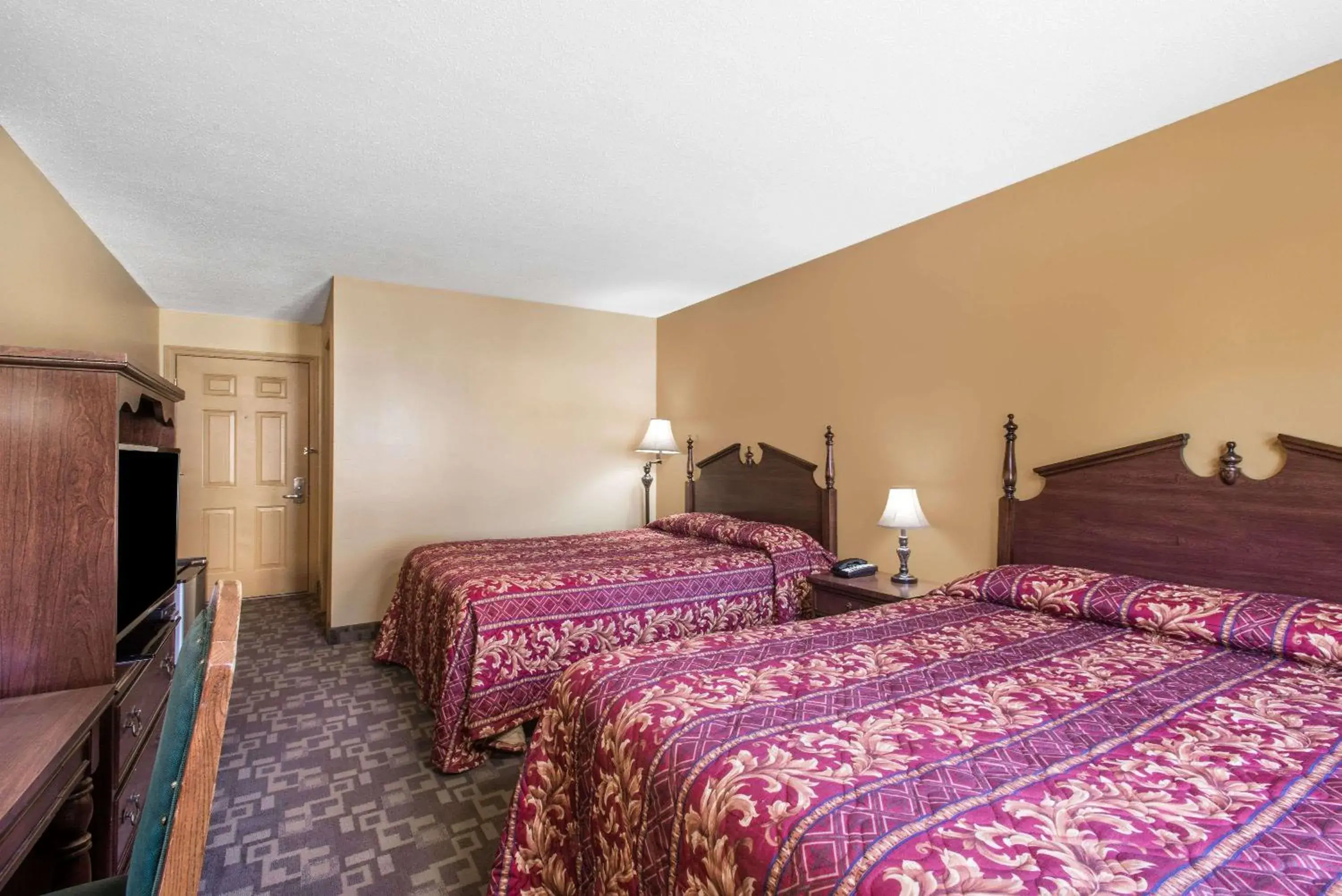 Photo of the whole room, Bed in Knights Inn Hadley Photo of the whole room, Bed in Knights Inn Hadley