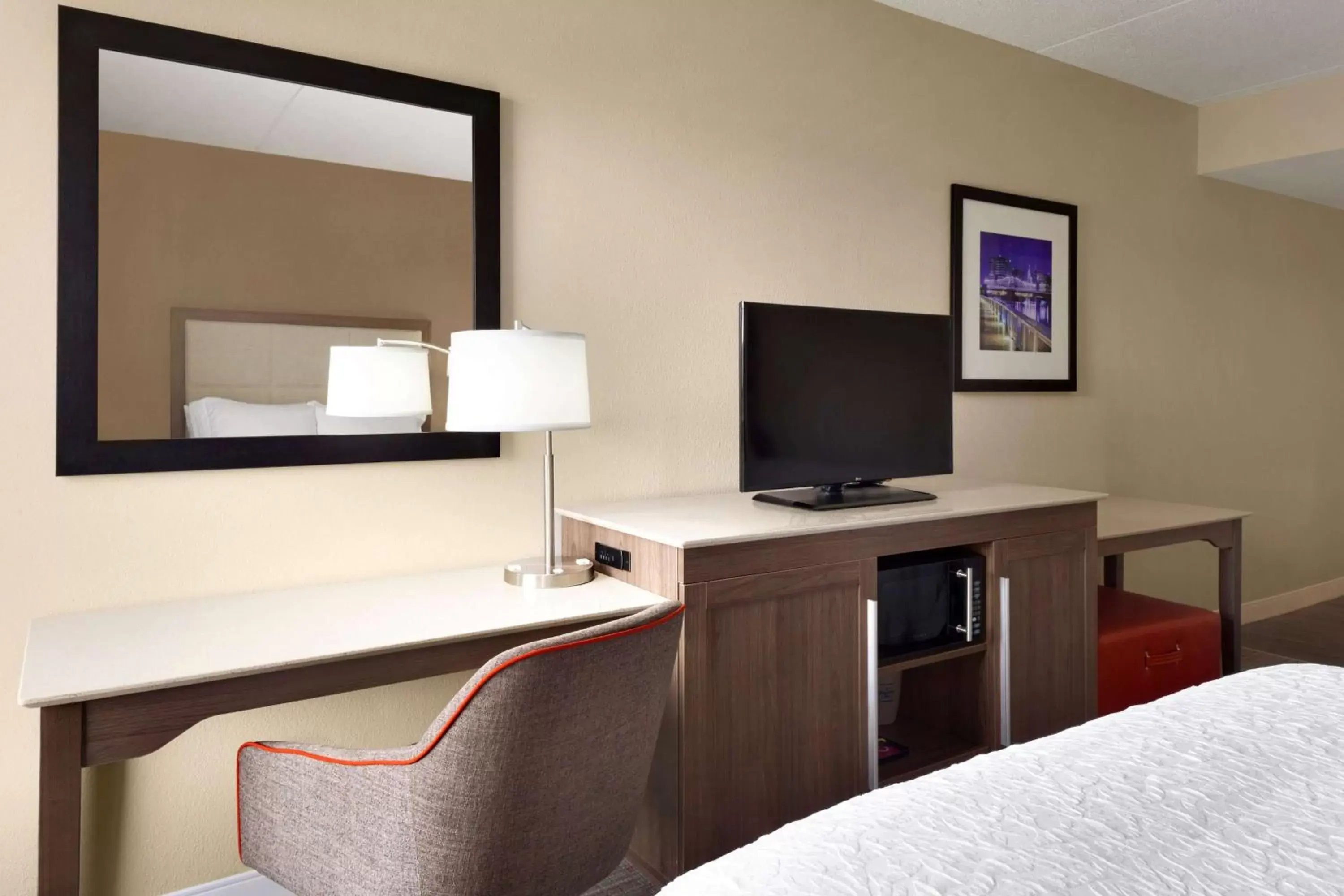 Bedroom, TV/Entertainment Center in Hampton Inn Denville-Rockaway-Parsippany