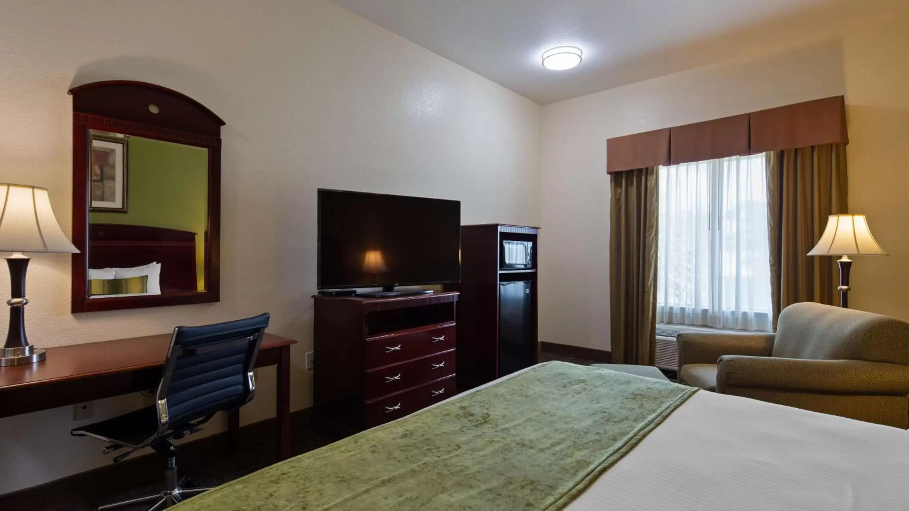 Bedroom, TV/Entertainment Center in Best Western Palace Inn & Suites