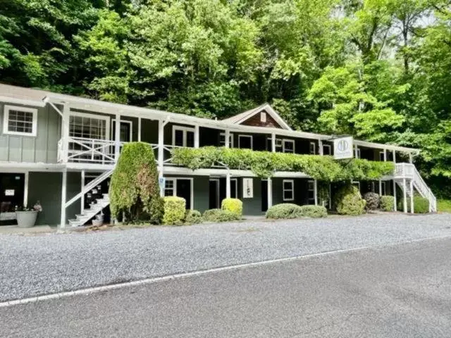 Patio, Property Building in Hickory Falls Inn