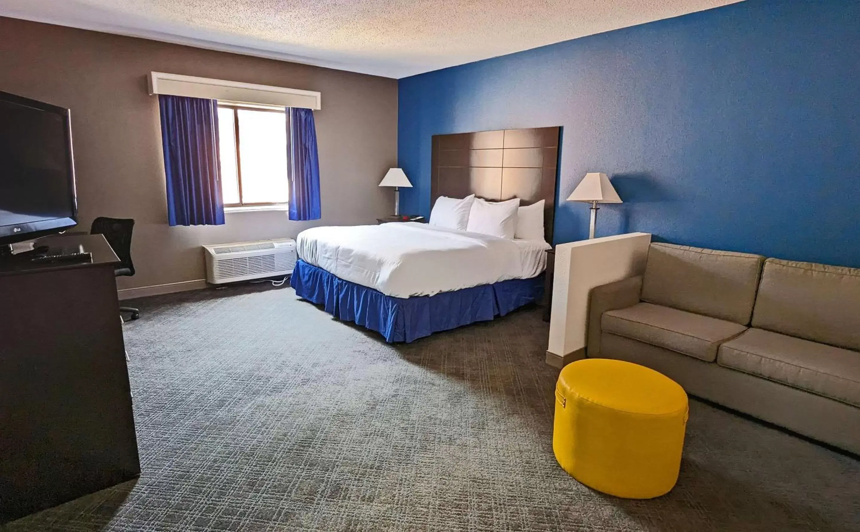 Bed in Comfort Inn & Suites Mundelein-Vernon Hills