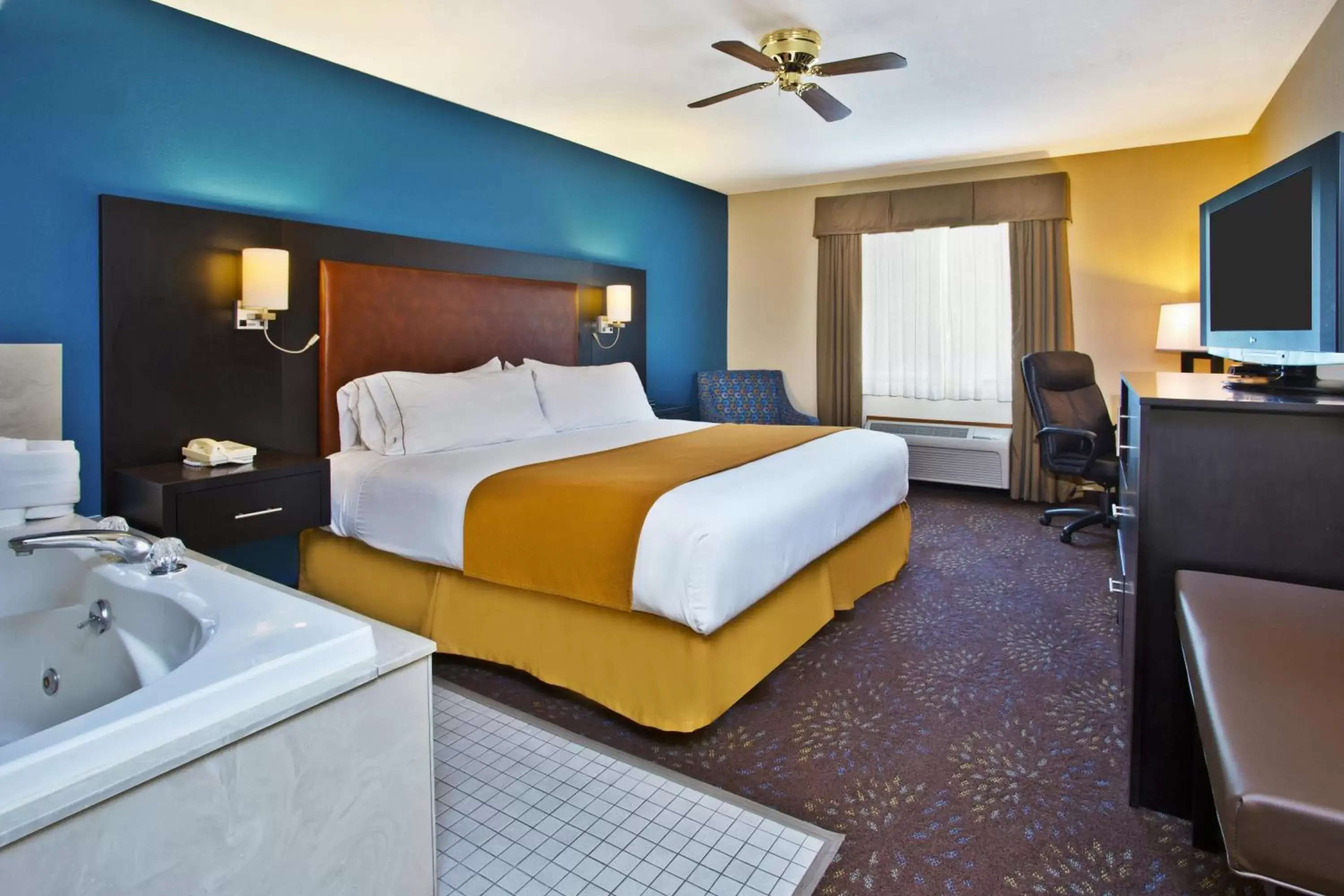 Photo of the whole room in Holiday Inn Express Mackinaw City, an IHG Hotel