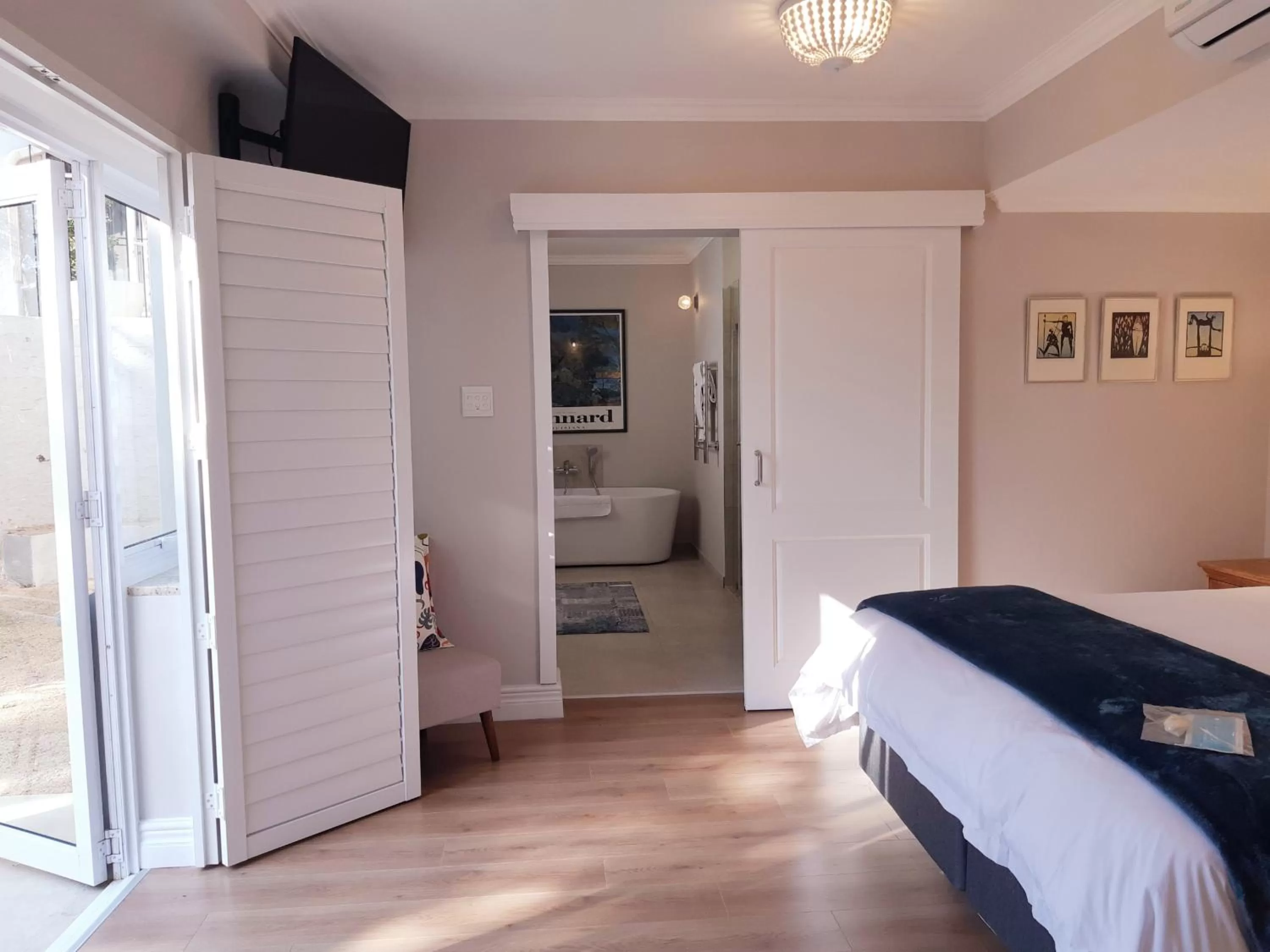 Bathroom, Bed in Amberhall Guesthouse