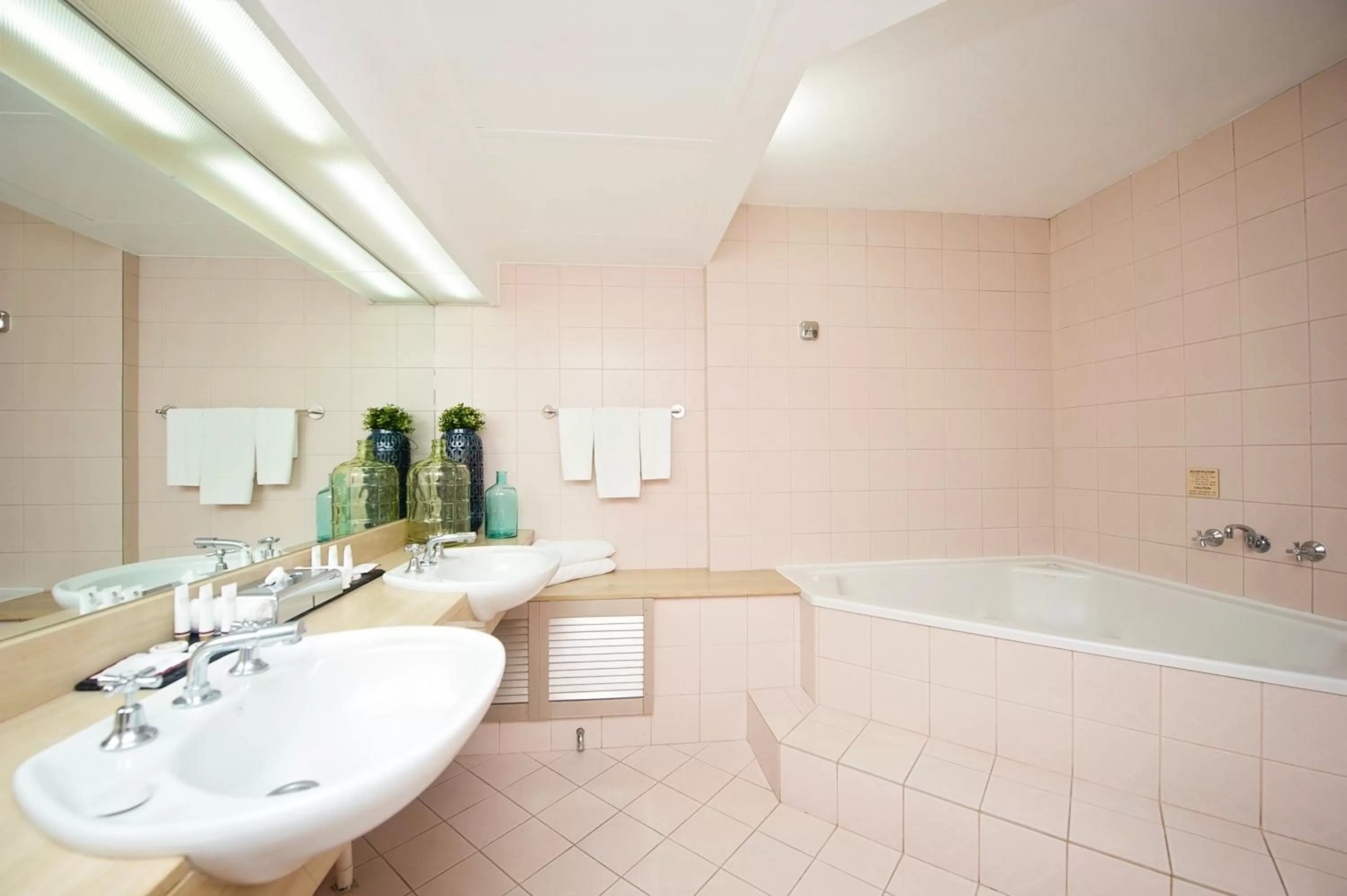 Shower in The Lord Forrest Hotel