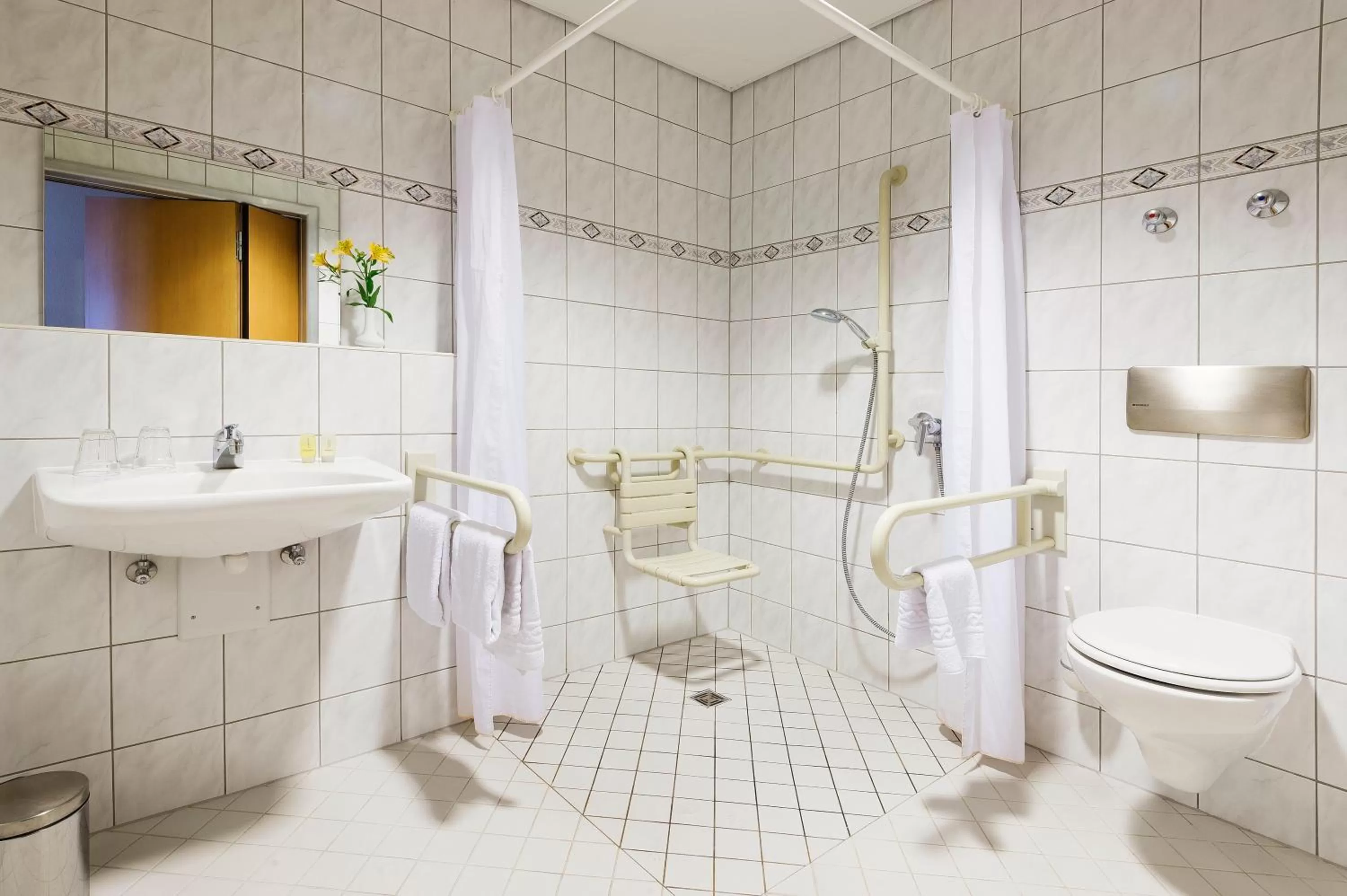 Photo of the whole room, Bathroom in Holiday Inn Dresden - City South, an IHG Hotel