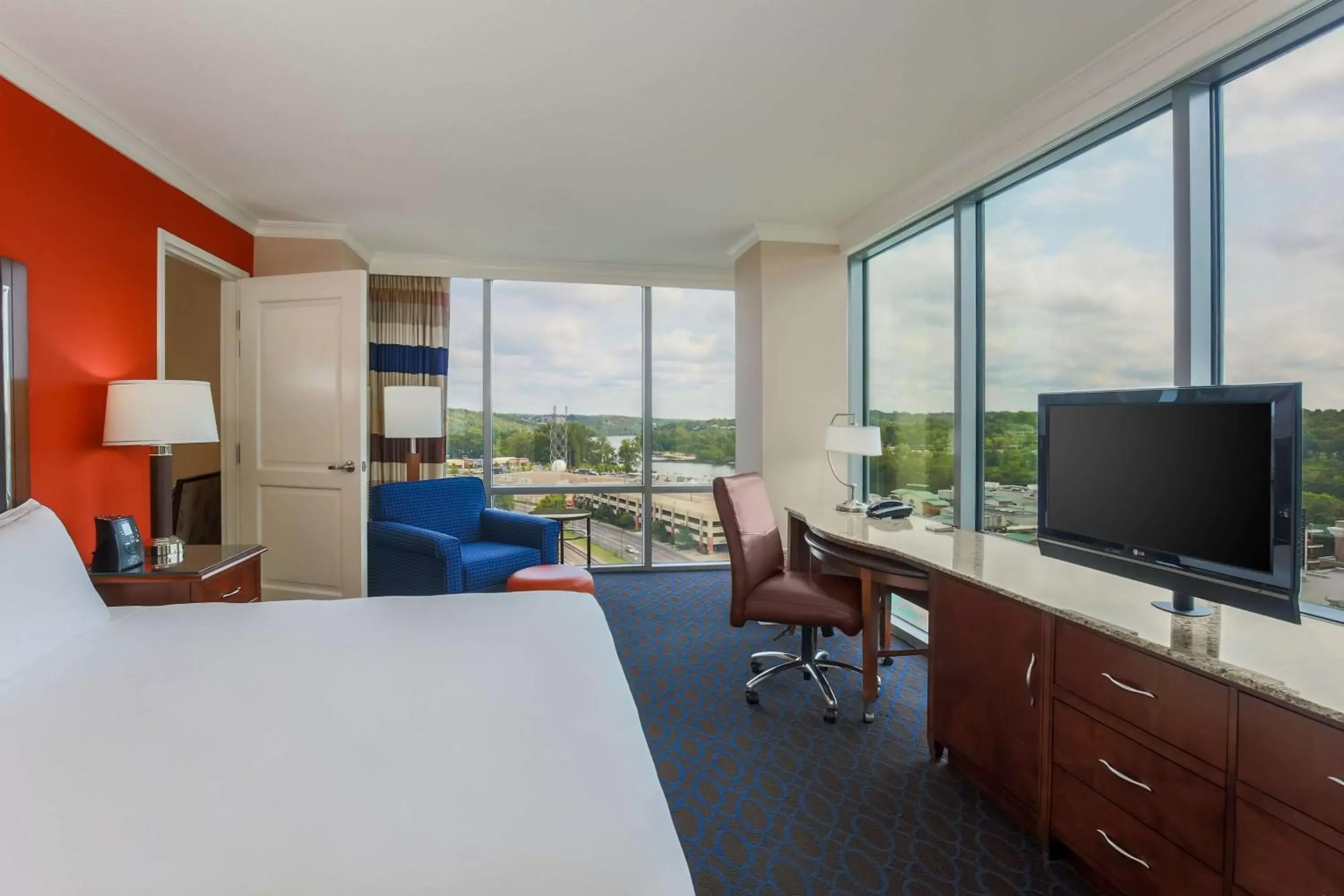 Bedroom, TV/Entertainment Center in Hilton Branson Convention Center