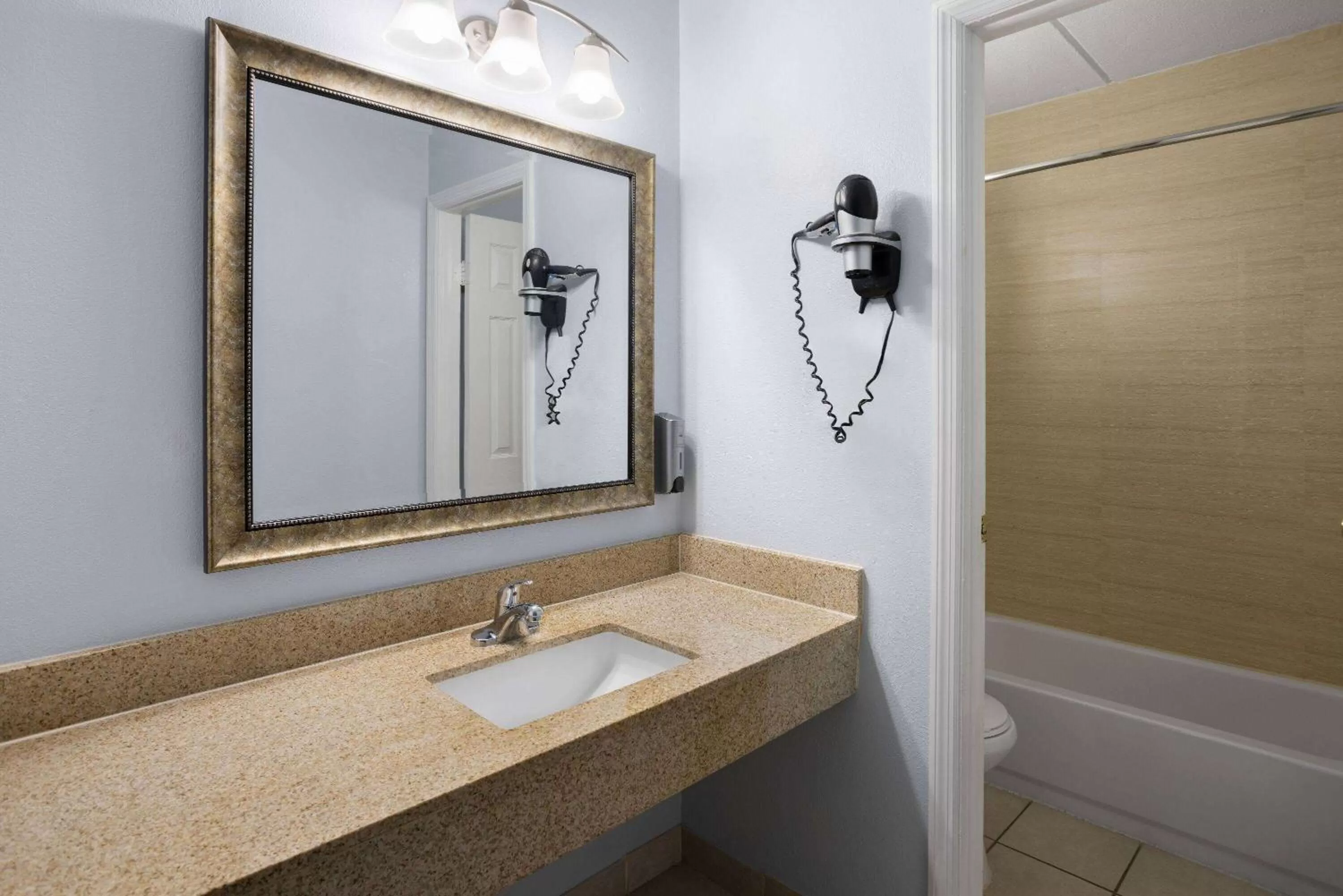 TV and multimedia in Days Inn by Wyndham Queensbury/Lake George