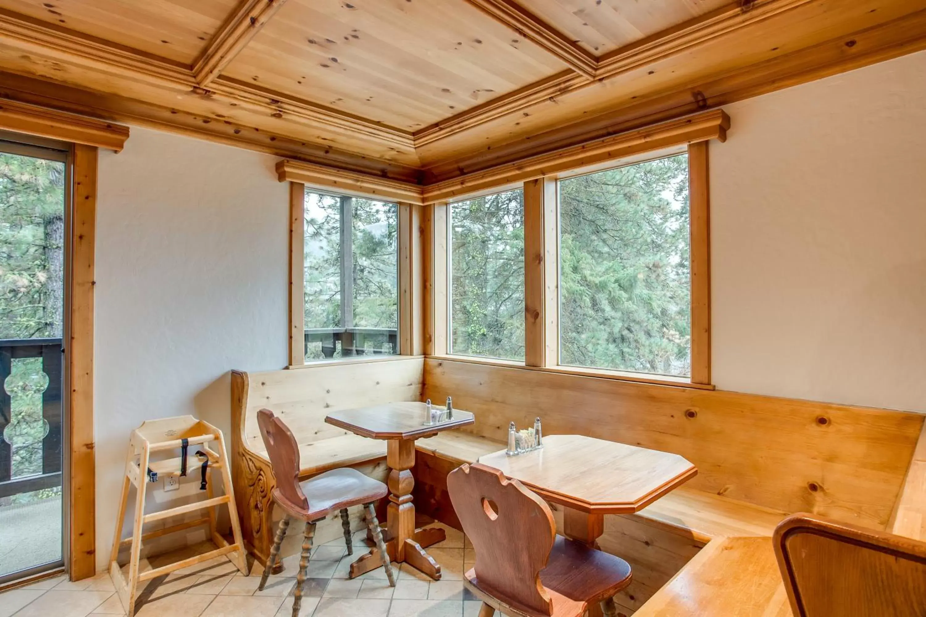 Continental breakfast, Dining Area in Alpine Rivers Inn