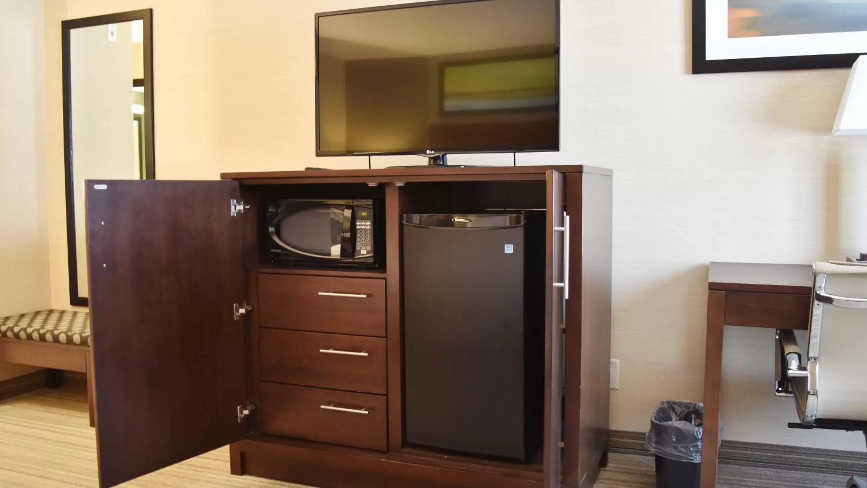 Photo of the whole room, TV/Entertainment Center in Holiday Inn Express Golden-Kicking Horse, an IHG Hotel