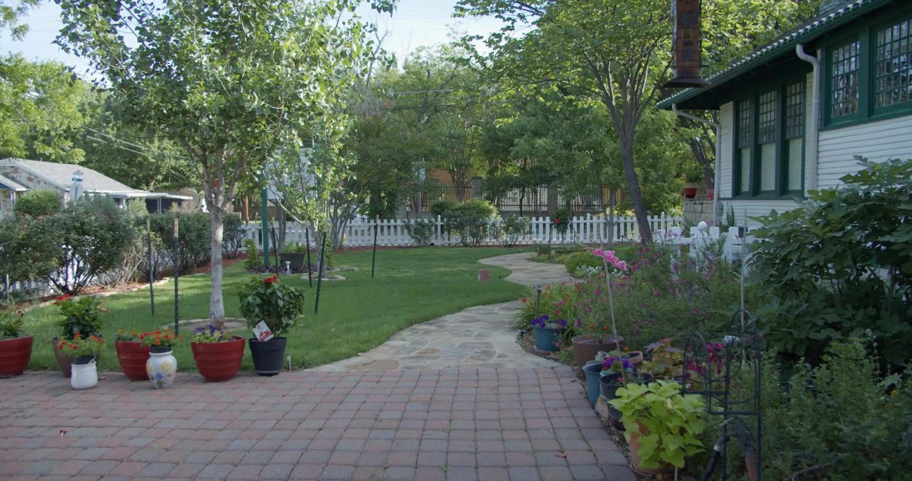 Property building in Granbury Gardens Bed and Breakfast