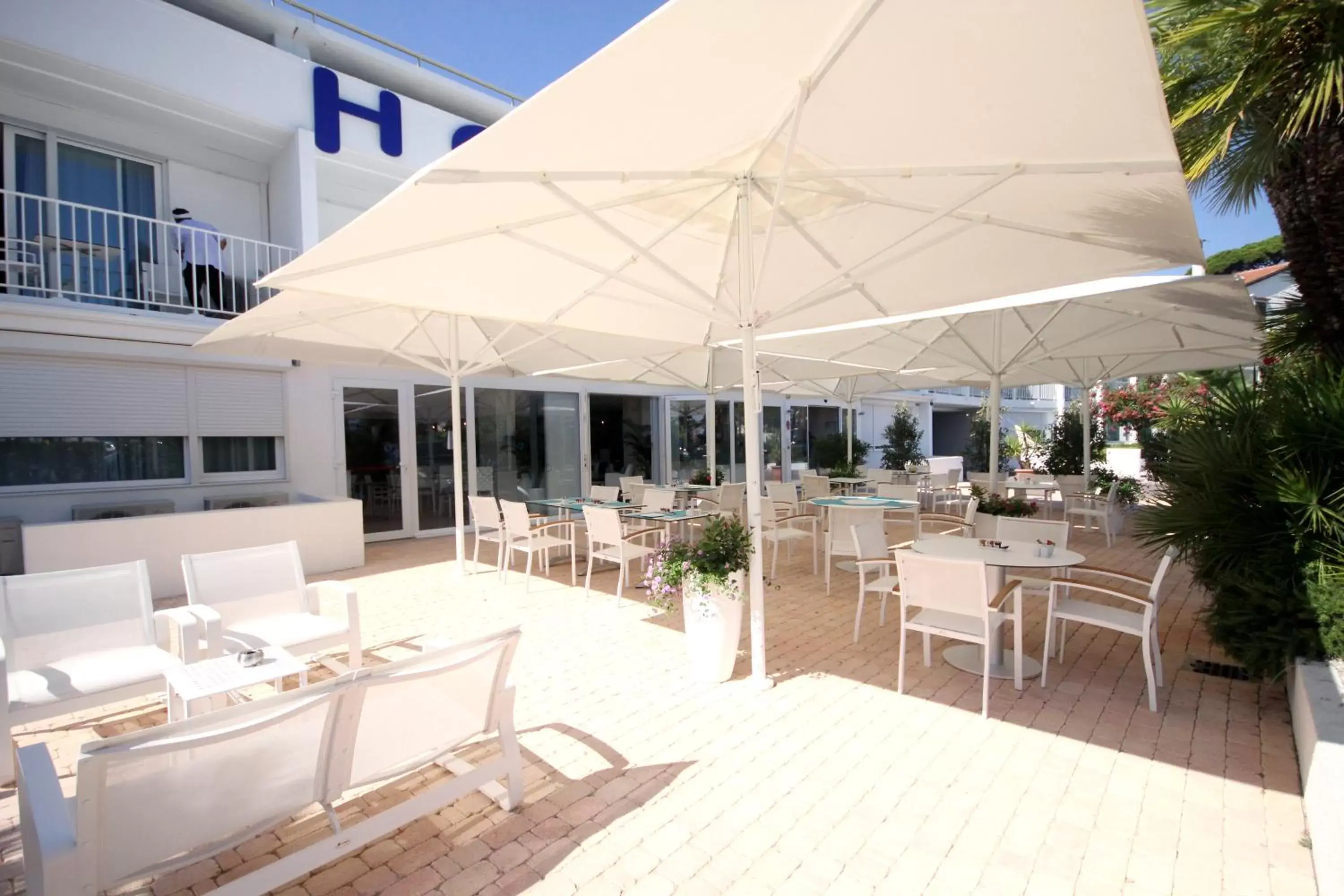 Patio, Swimming Pool in Hôtel Josse