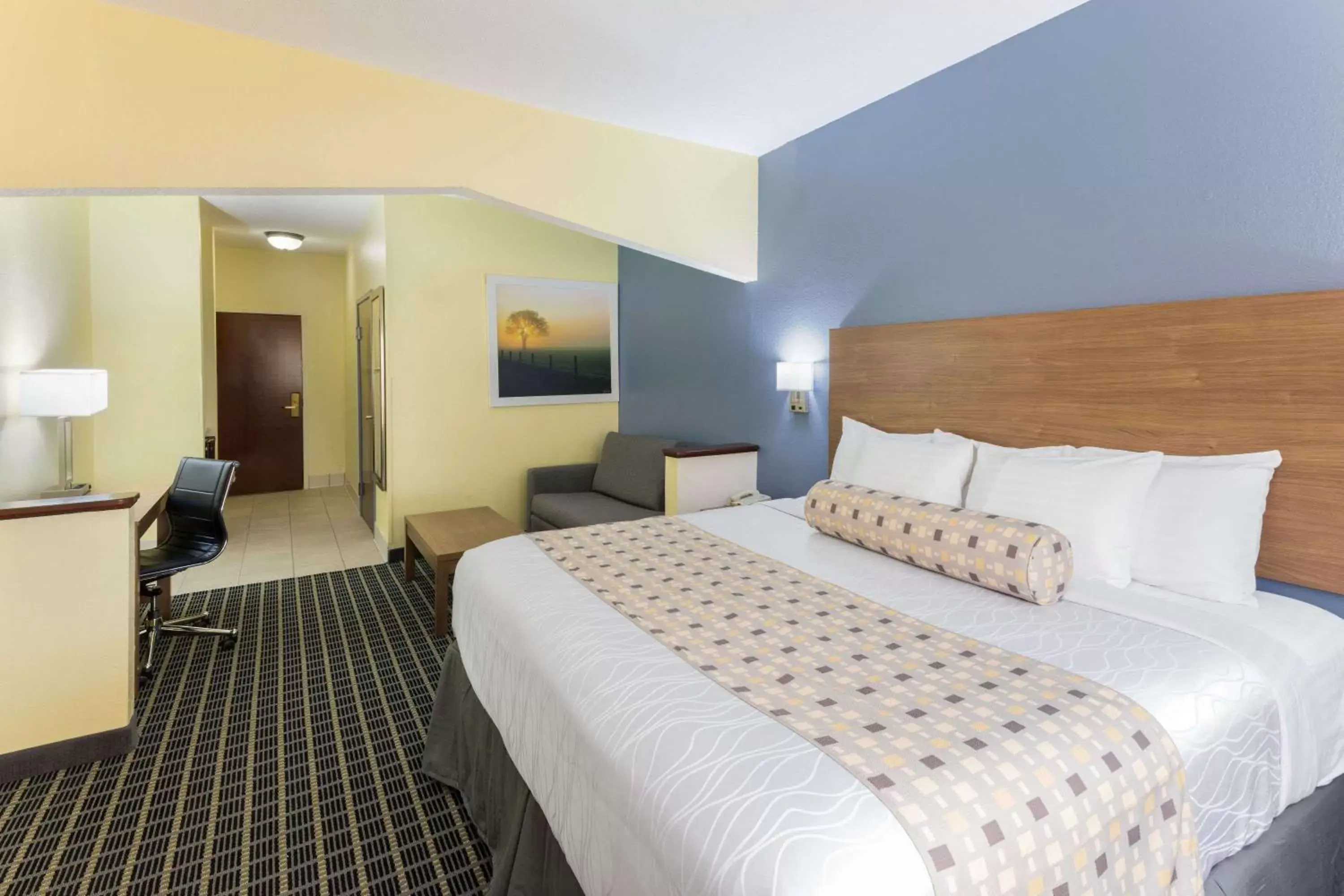 Photo of the whole room, Bed in Days Inn & Suites by Wyndham Union City