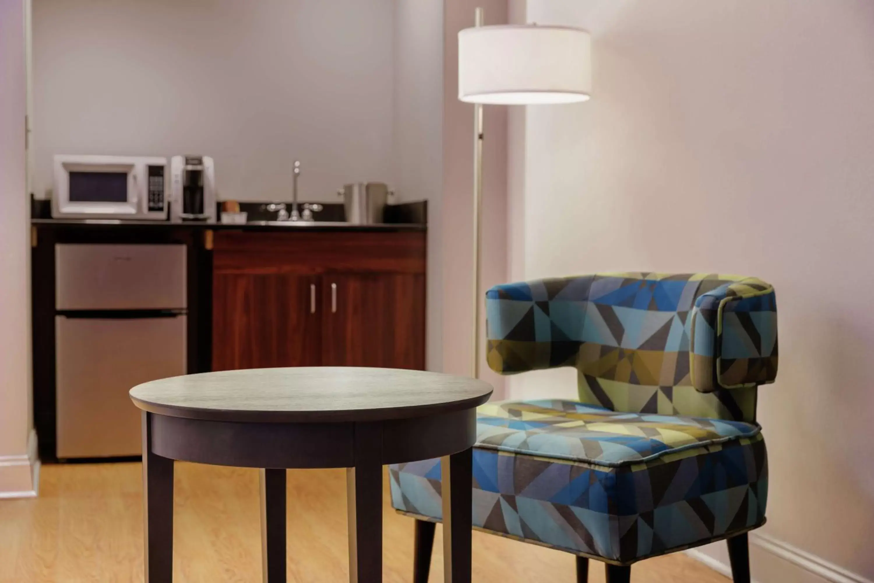Kitchen or kitchenette, Seating Area in Hotel Trilogy Albany Airport, Tapestry Collection by Hilton