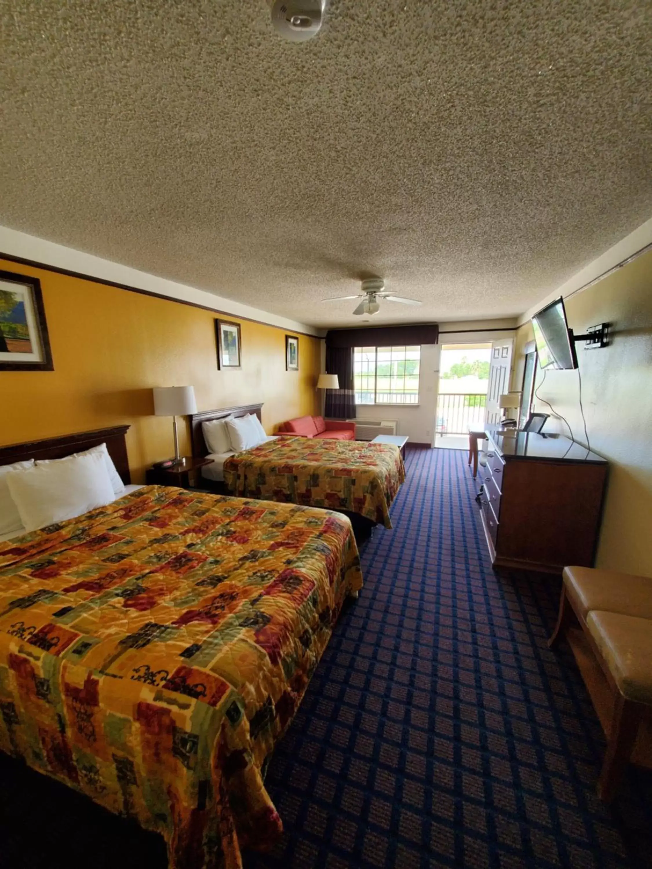 Bed in Deluxe Inn and Suites