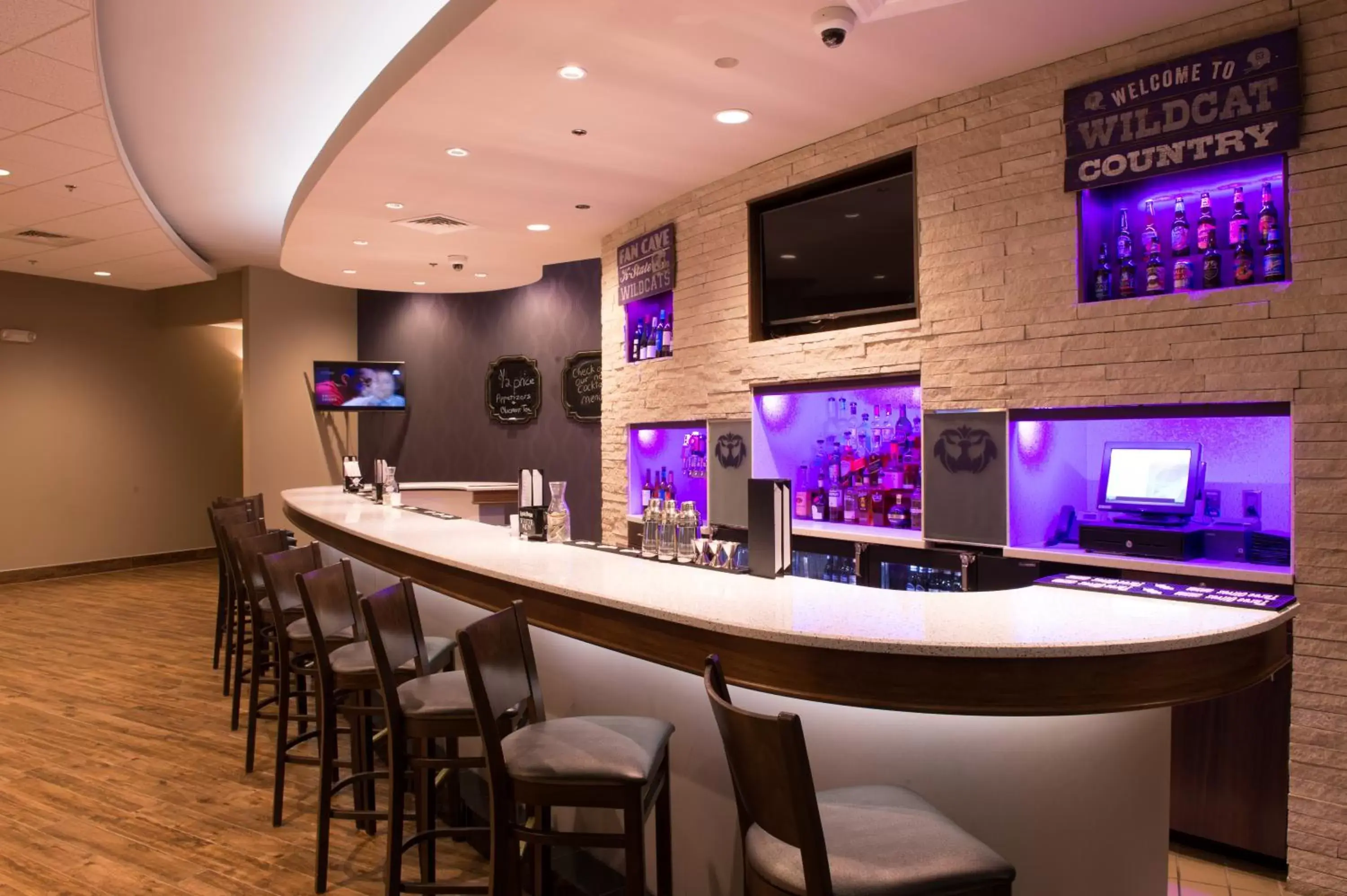 Lounge or bar in Bluemont Hotel