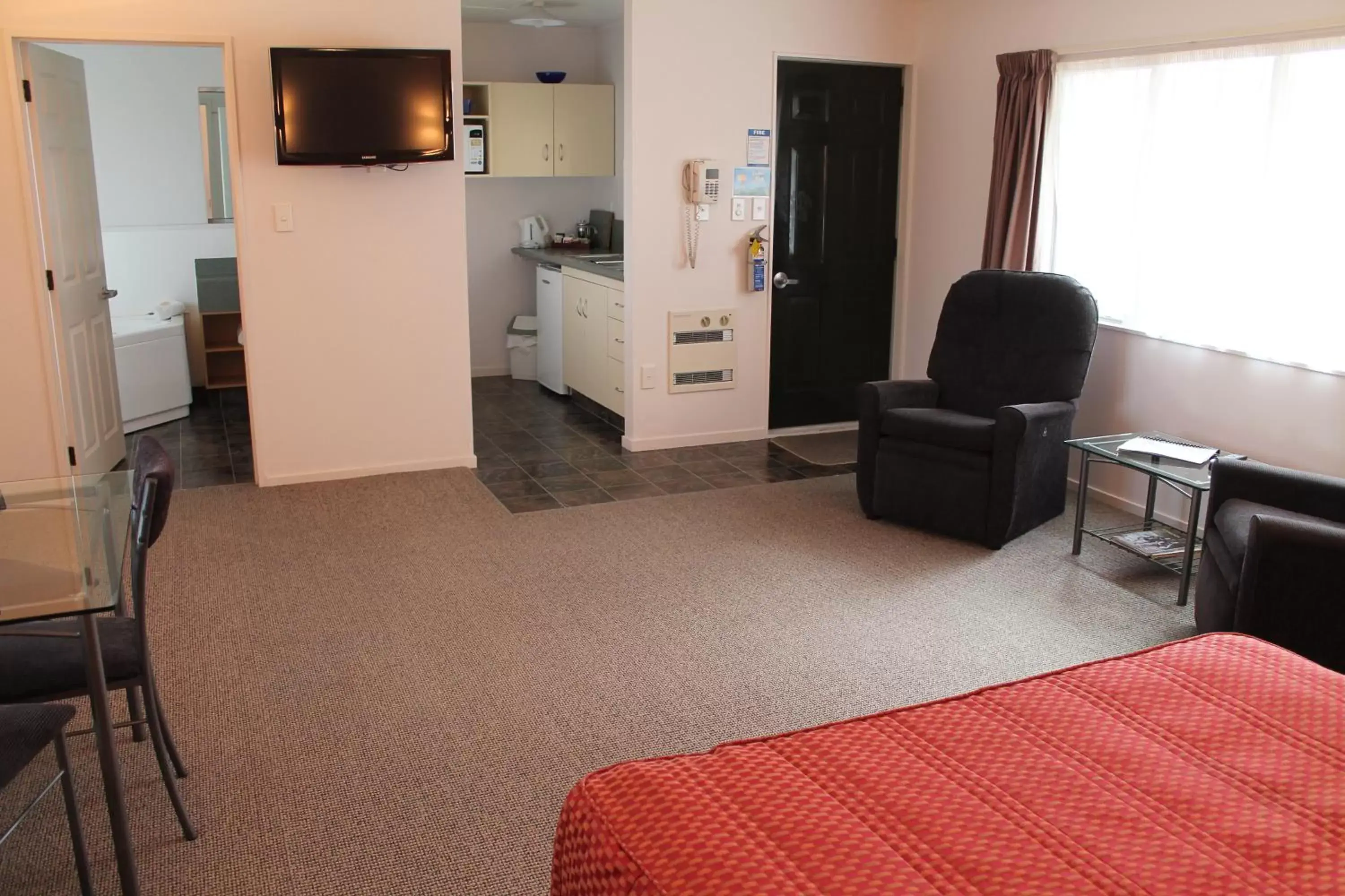 Photo of the whole room, TV/Entertainment Center in Riverview Motel