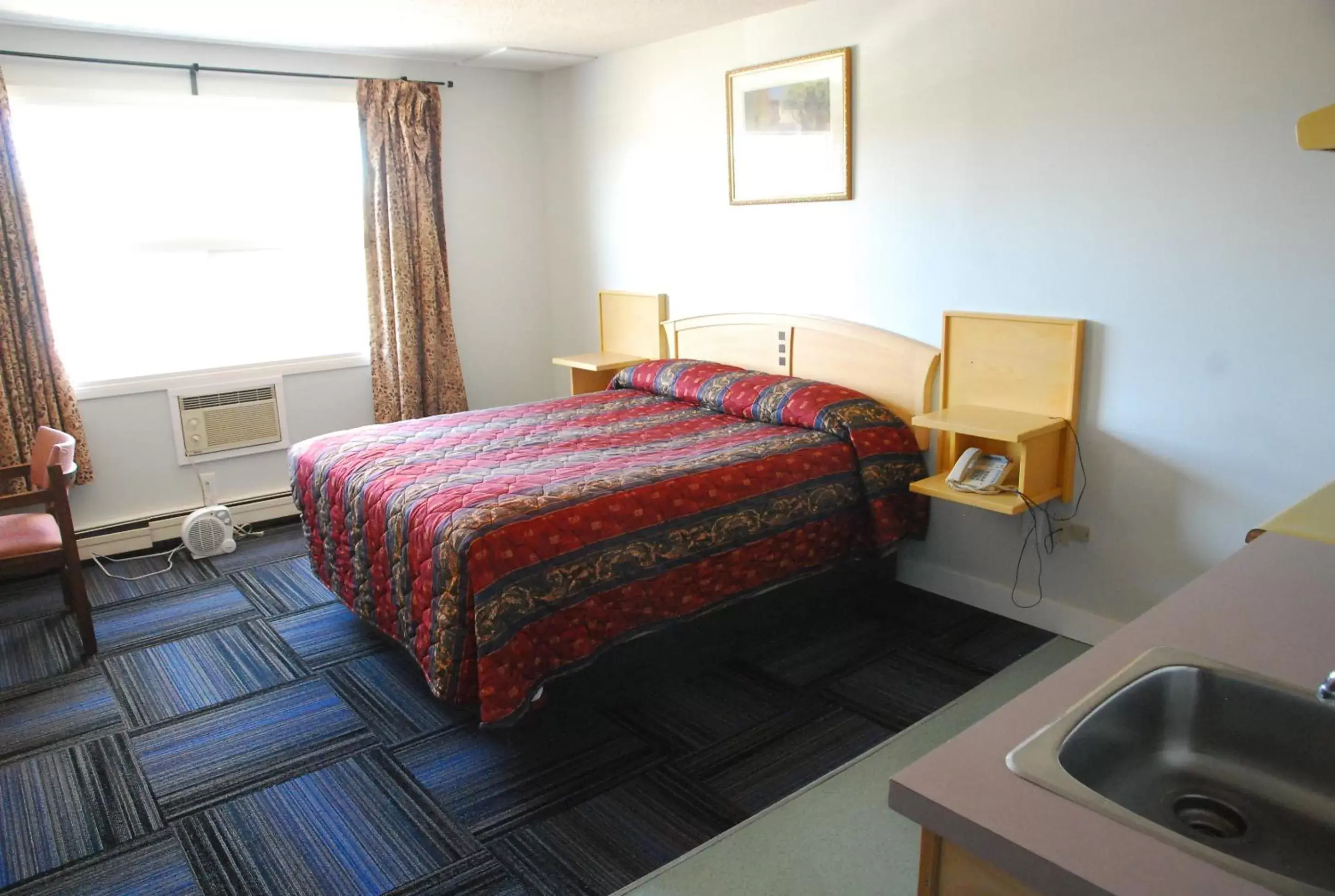 Bedroom, Bed in Country Garden Hotel