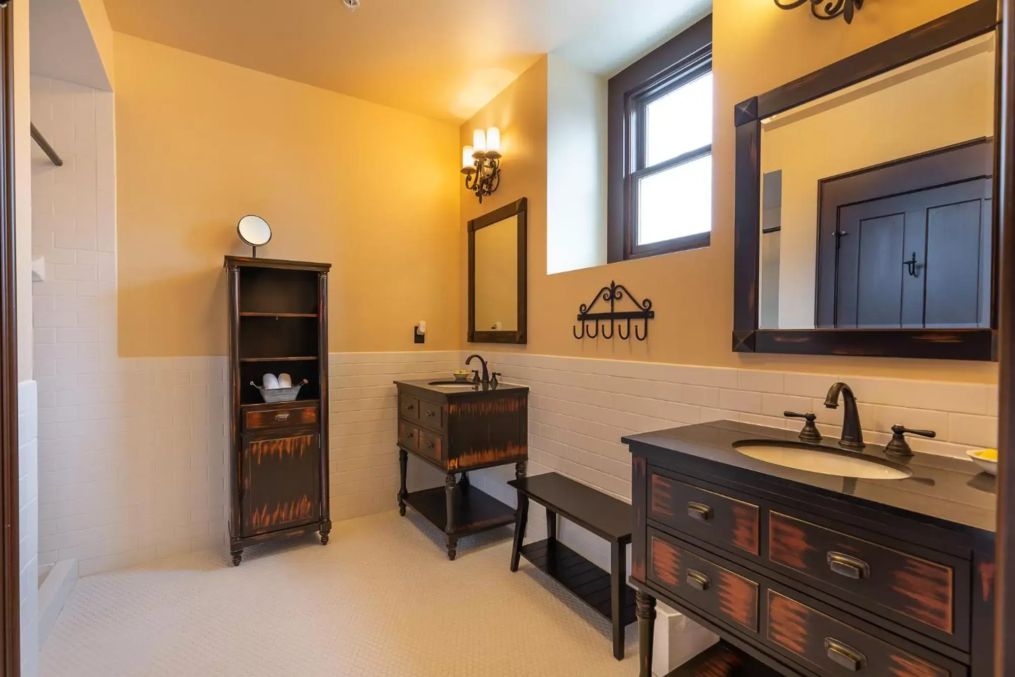 Bathroom, Kitchen/Kitchenette in Steele Mansion Inn & Gathering Hub