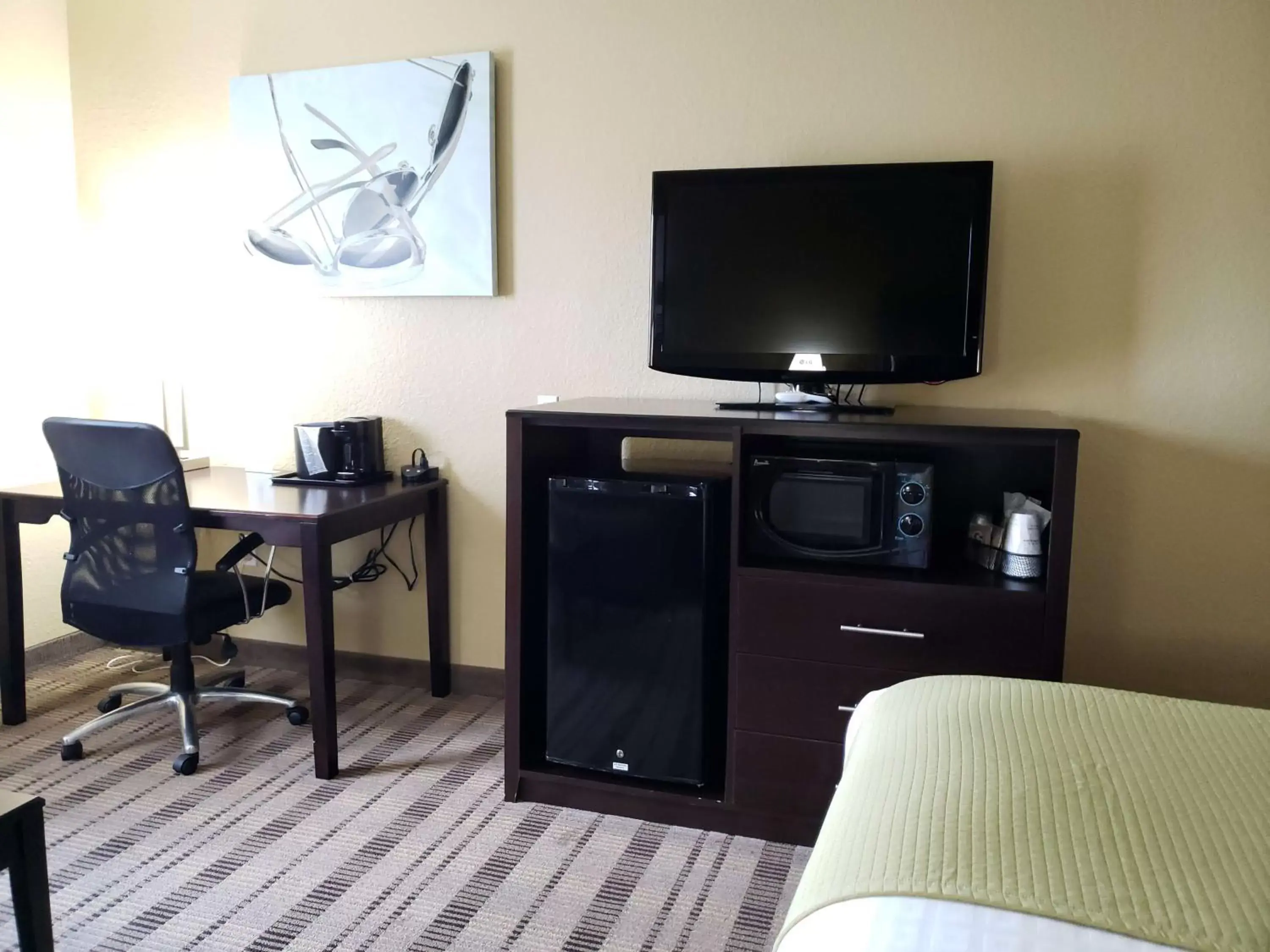 Photo of the whole room, TV/Entertainment Center in Best Western Edgewater Inn