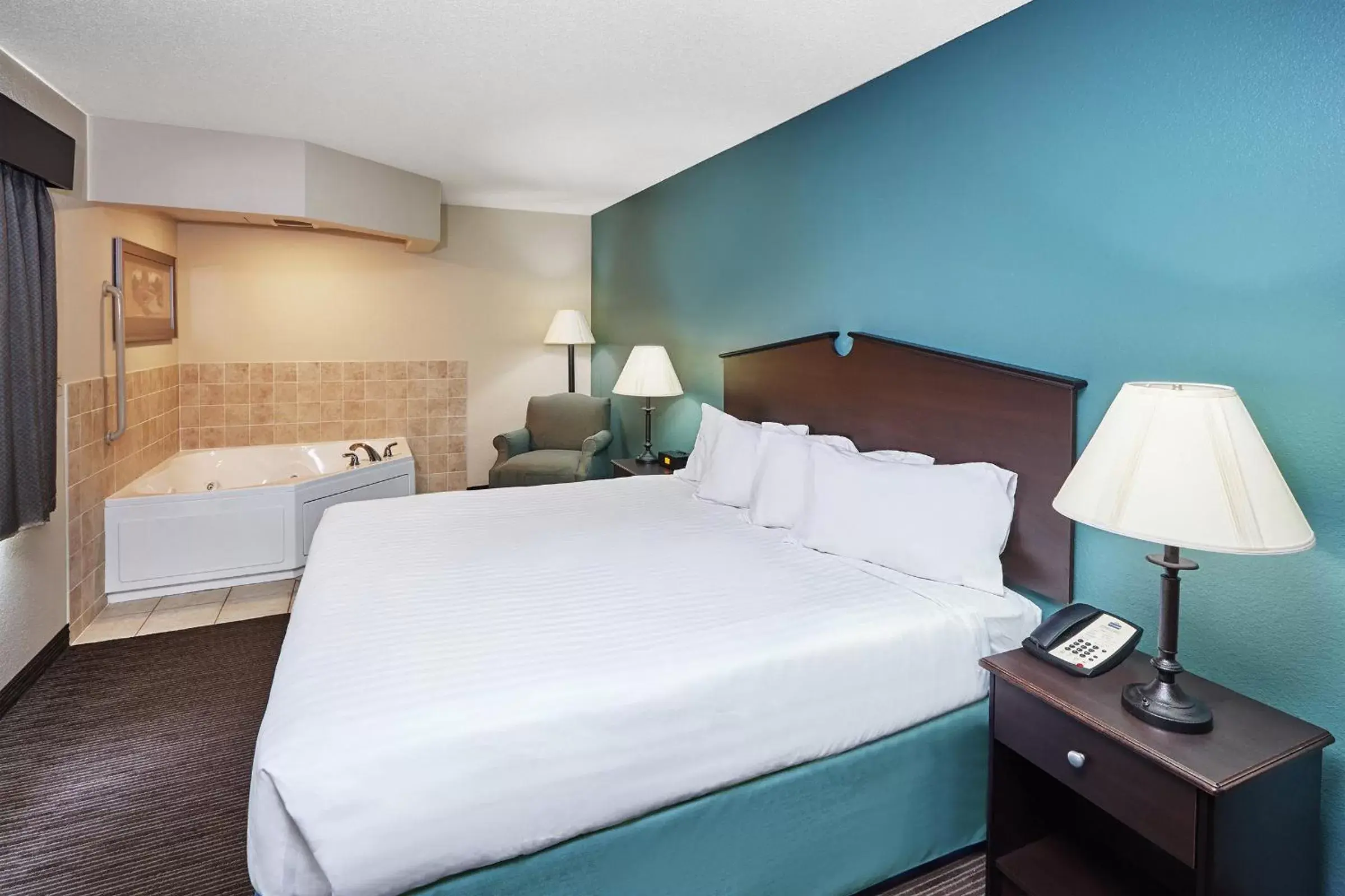 Photo of the whole room, Bed in AmericInn by Wyndham Green Bay East