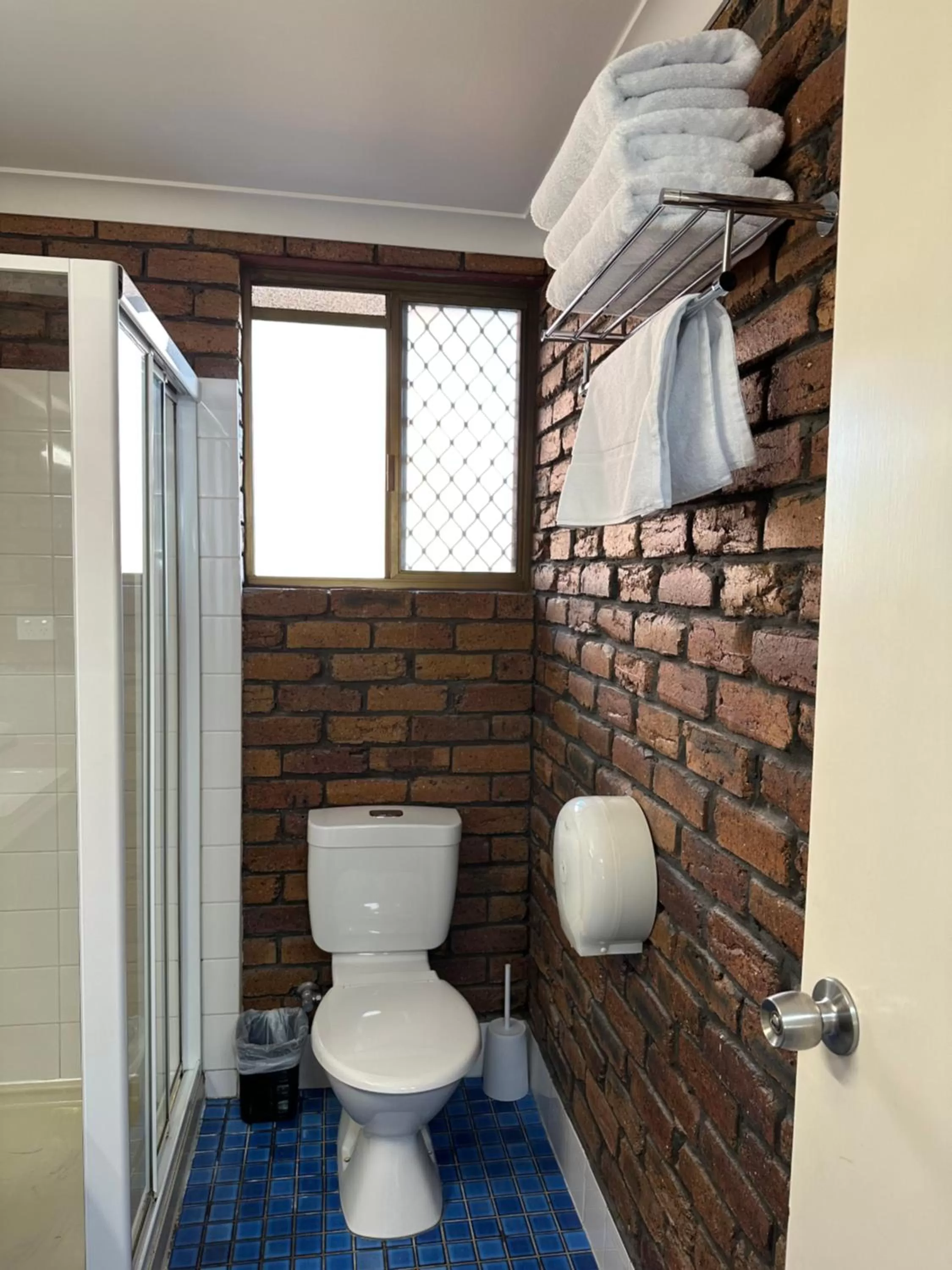 Toilet in Logan City Motor Inn