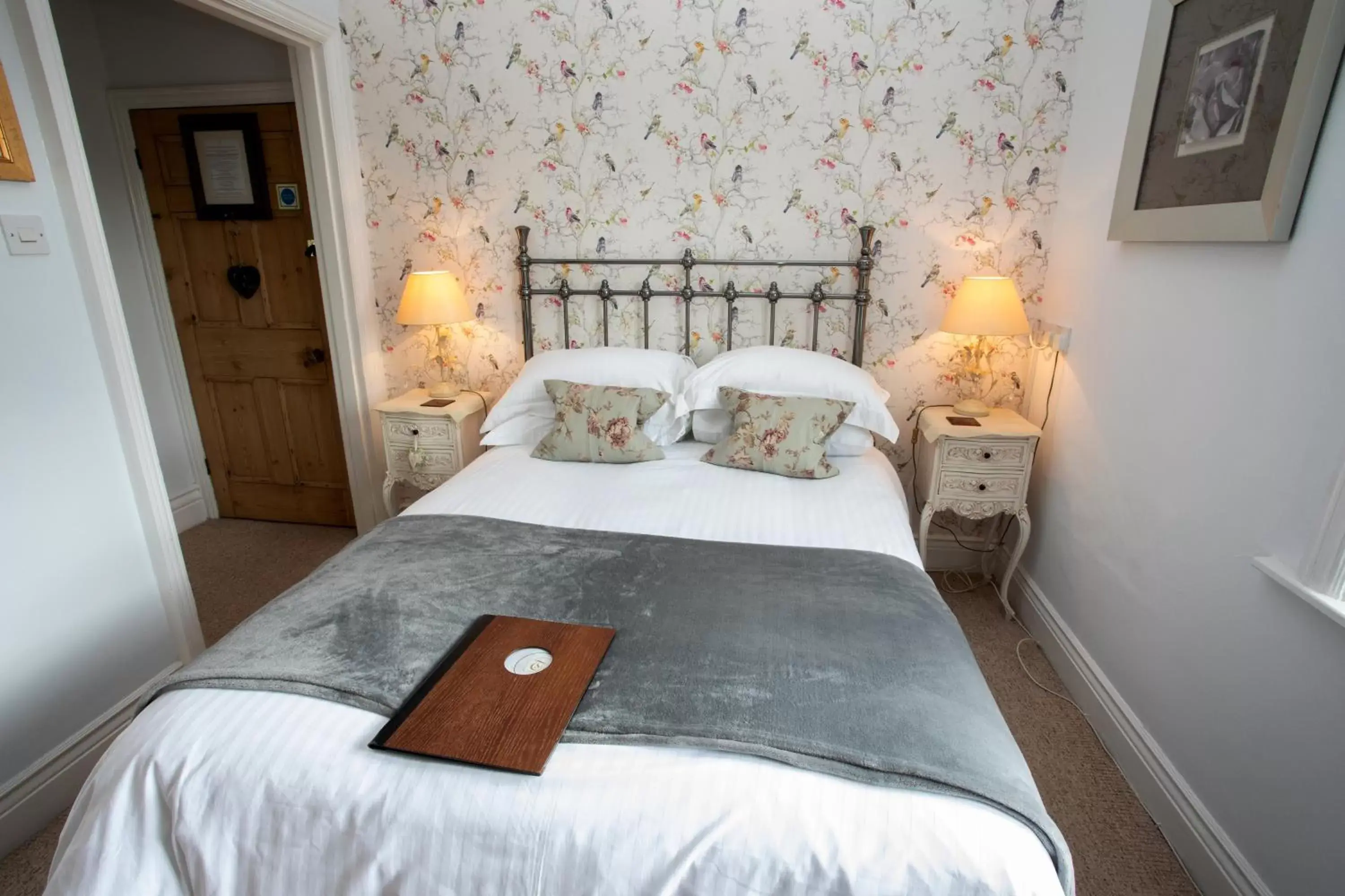 Photo of the whole room, Bed in Treherne House & The Malvern Retreat