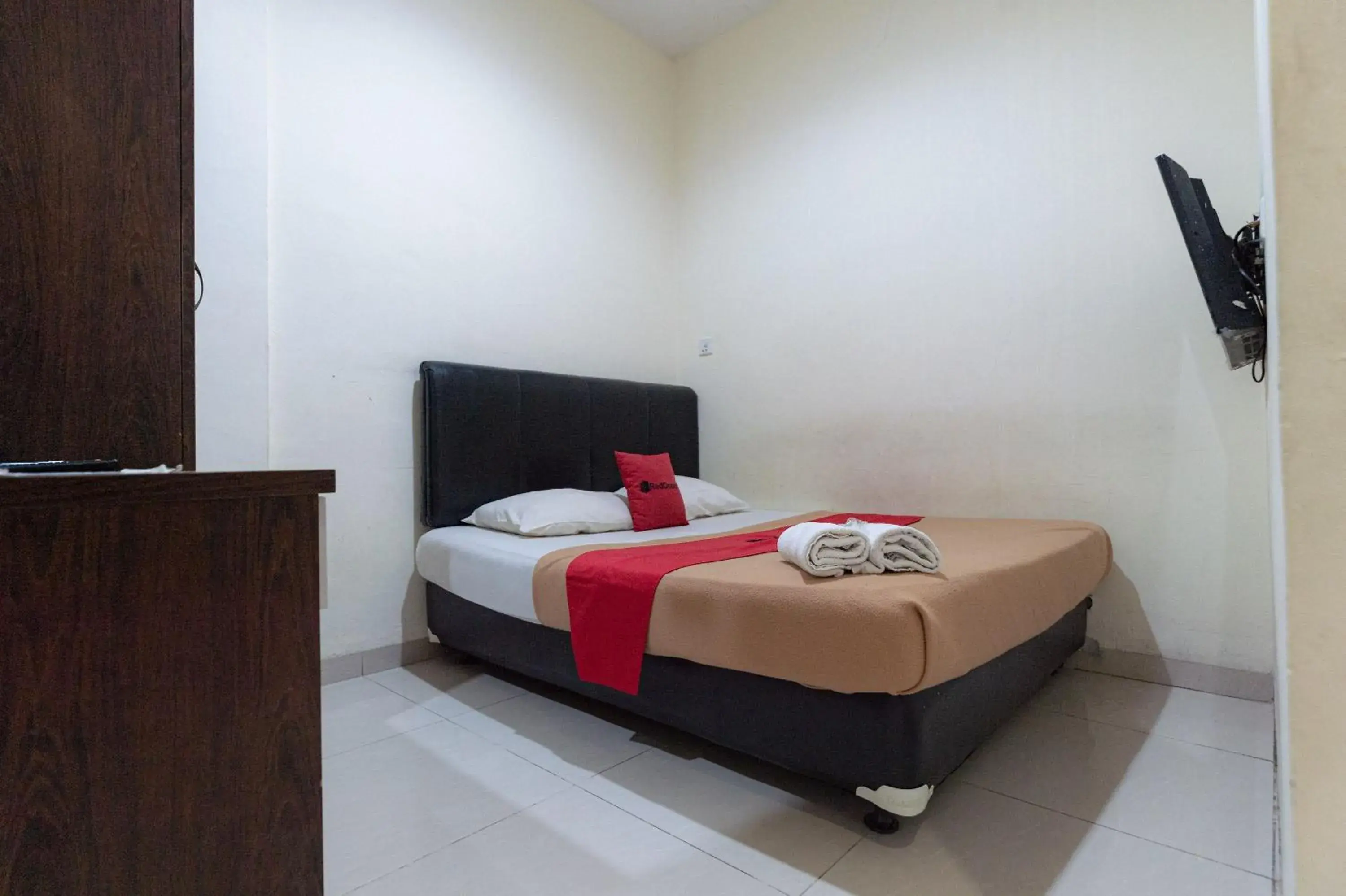 Bedroom, Bed in RedDoorz at Nagoya Indah Batam Bedroom, Bed in RedDoorz at Nagoya Indah Batam