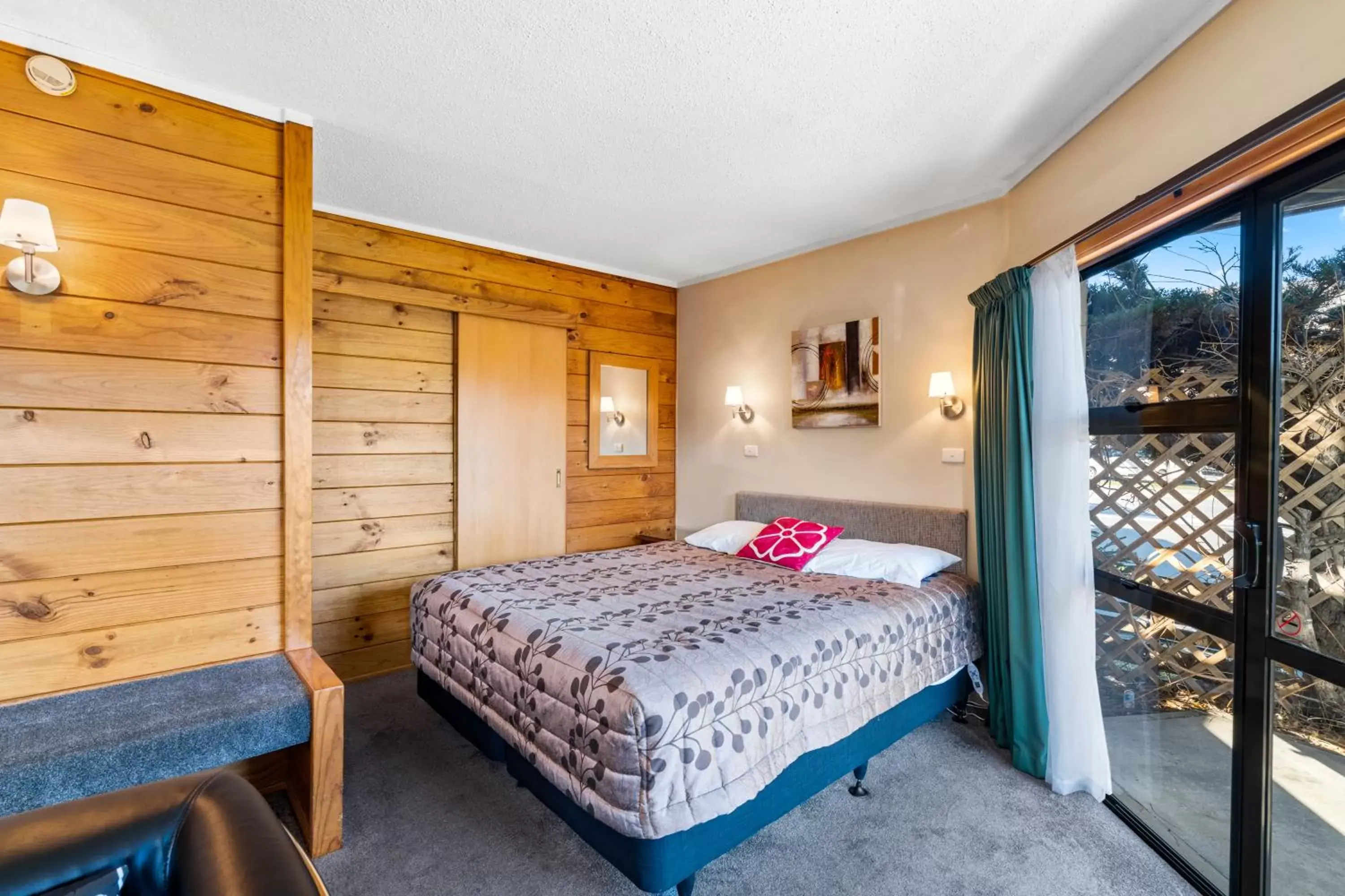 Bed in Aspiring Lodge Motel