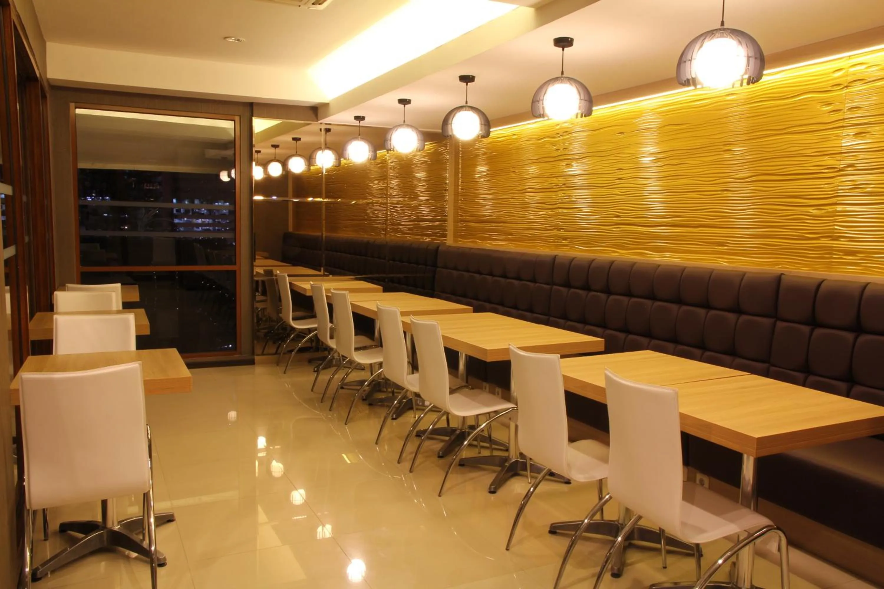 Restaurant/places to eat in Rasuna Mansion