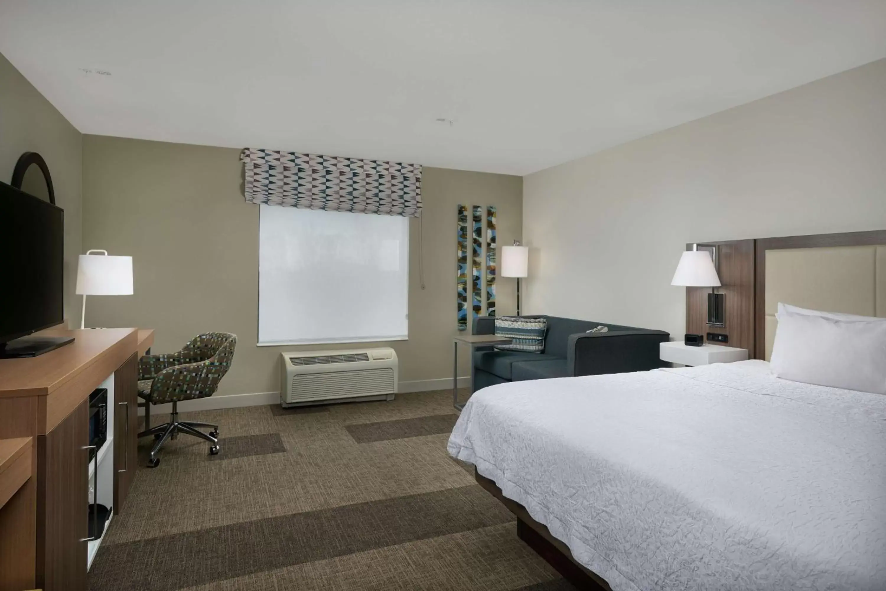 Bedroom in Hampton Inn & Suites Rogers