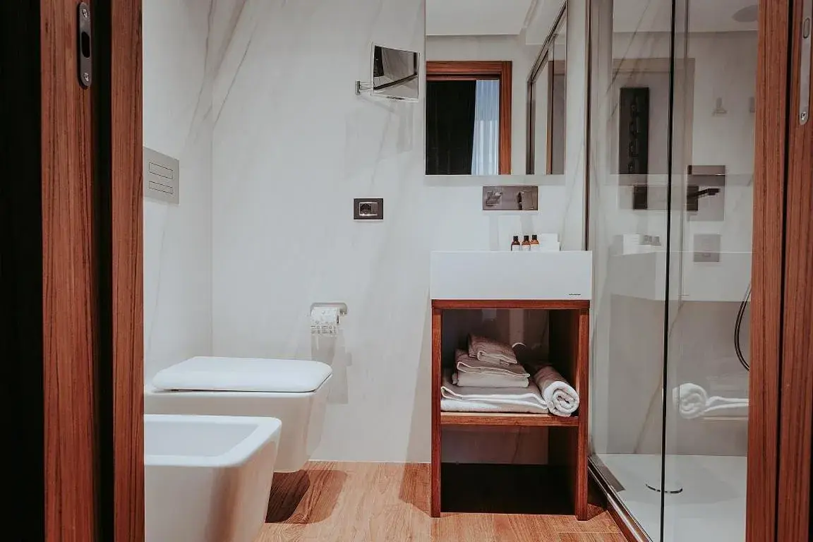 Shower, Bathroom in Bacã Suites, Restaurant & Bar