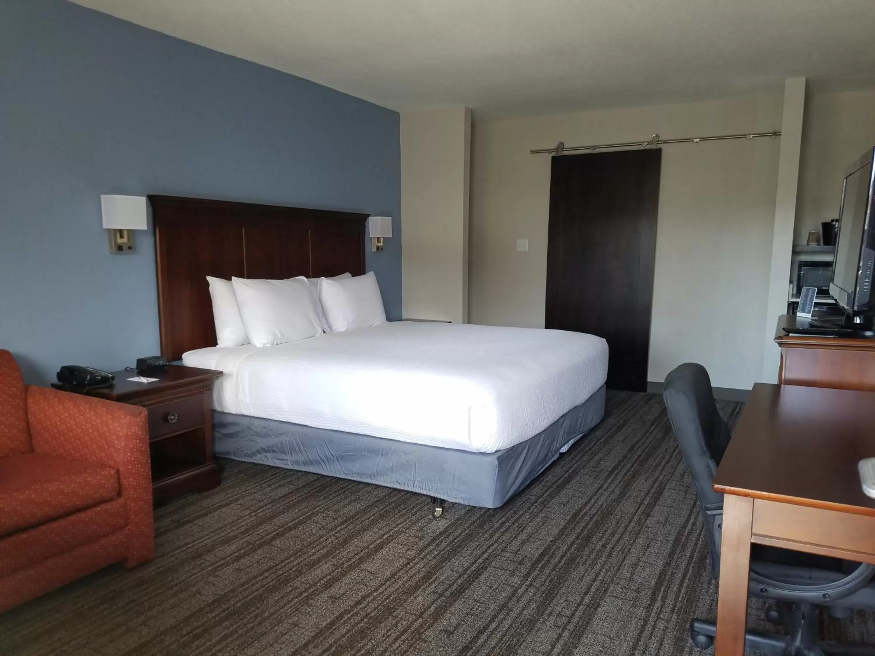 Photo of the whole room, Bed in Hotel South Tampa & Suites