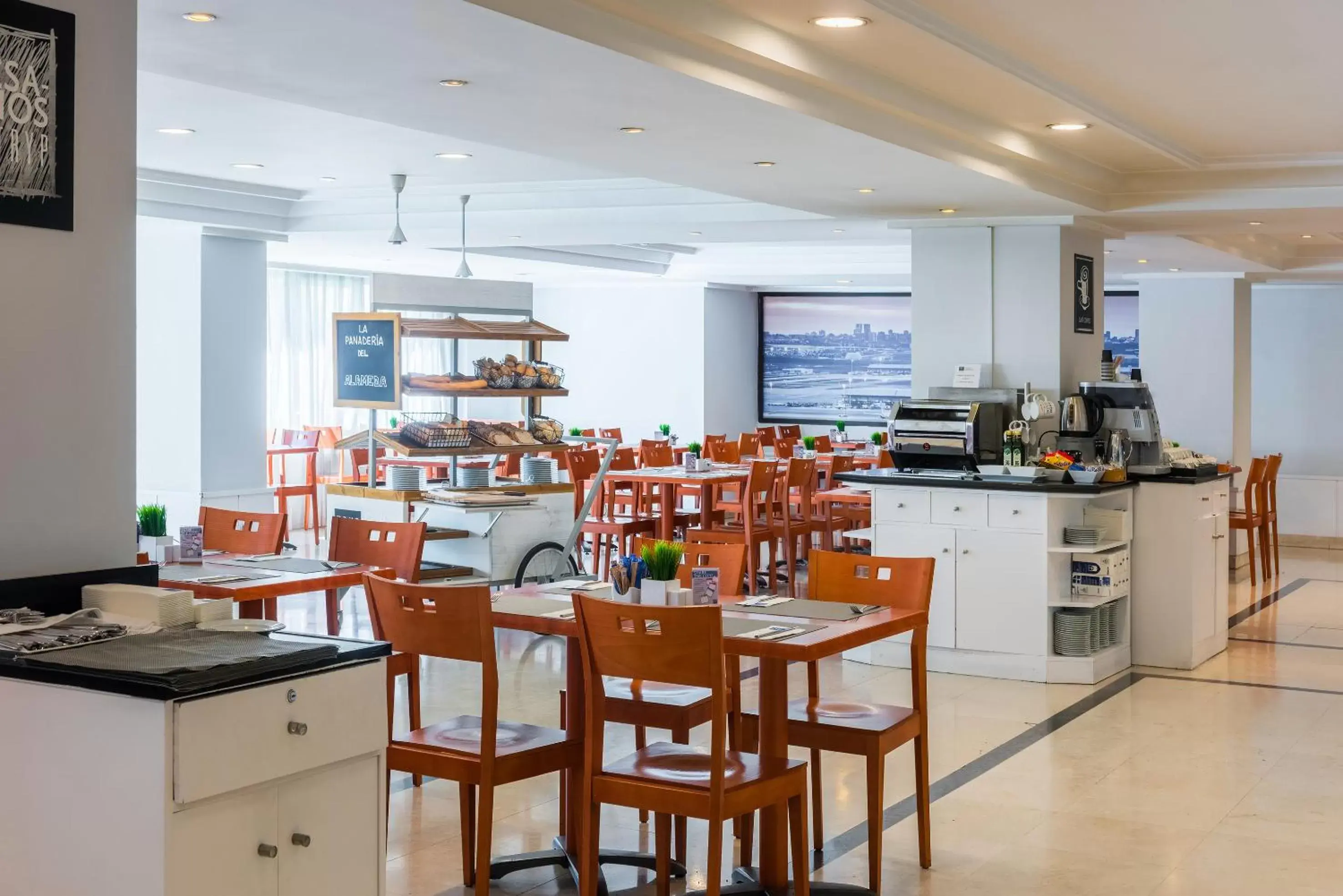 Breakfast, Restaurant/Places to Eat in Hotel Madrid Alameda Aeropuerto, Affiliated by Meliá