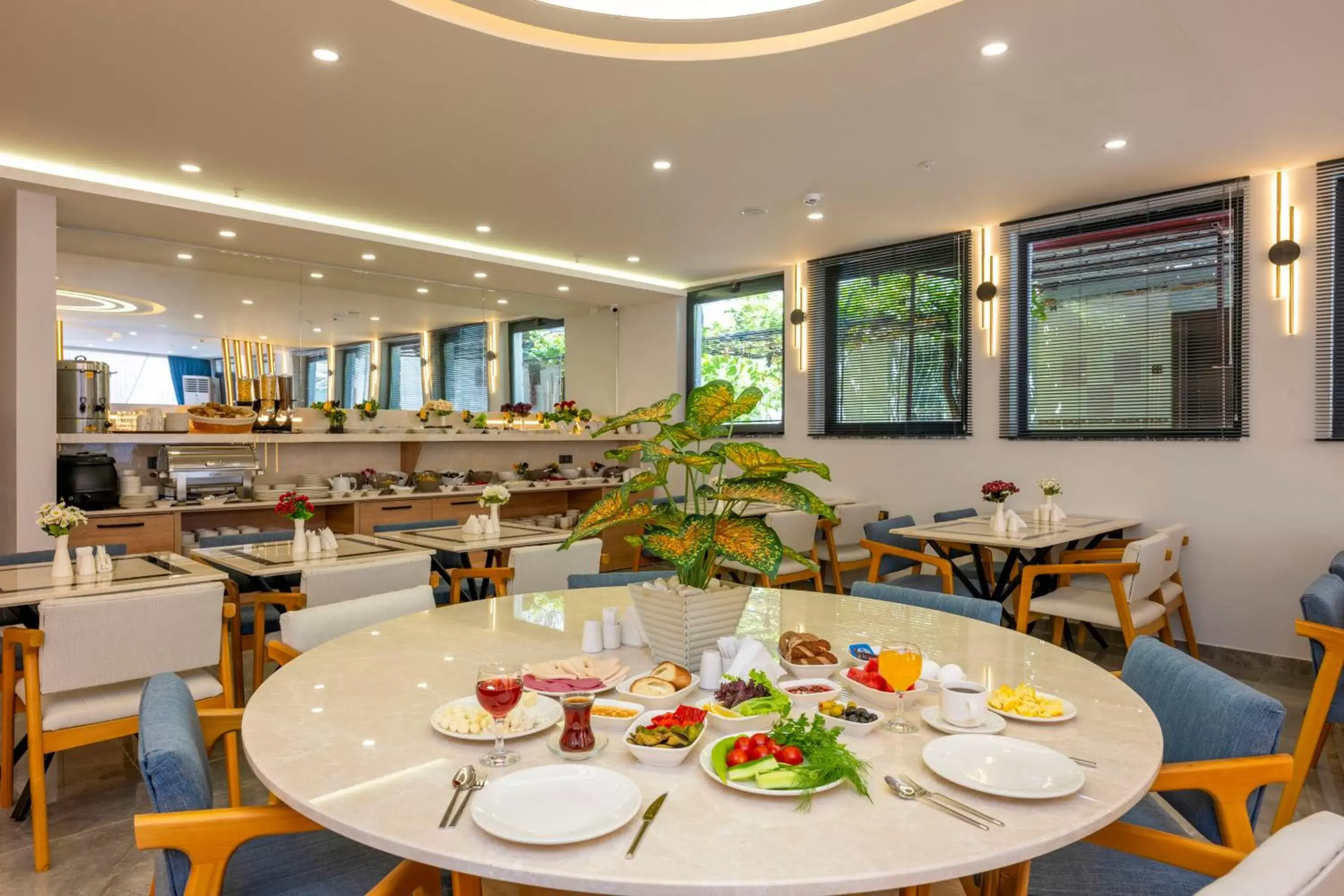 Restaurant/places to eat in DIAMOND Luxury Hotel Restaurant/places to eat in DIAMOND Luxury Hotel