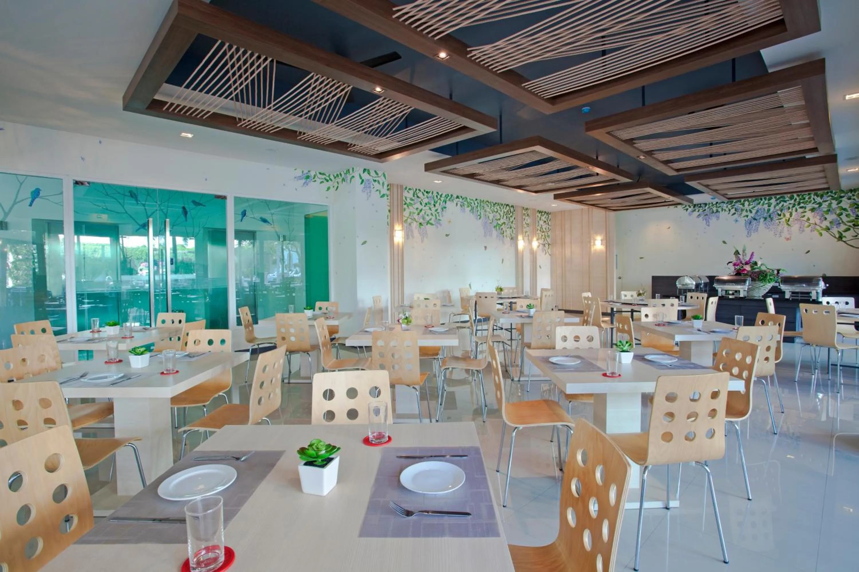 Restaurant/places to eat in Hill Fresco Hotel