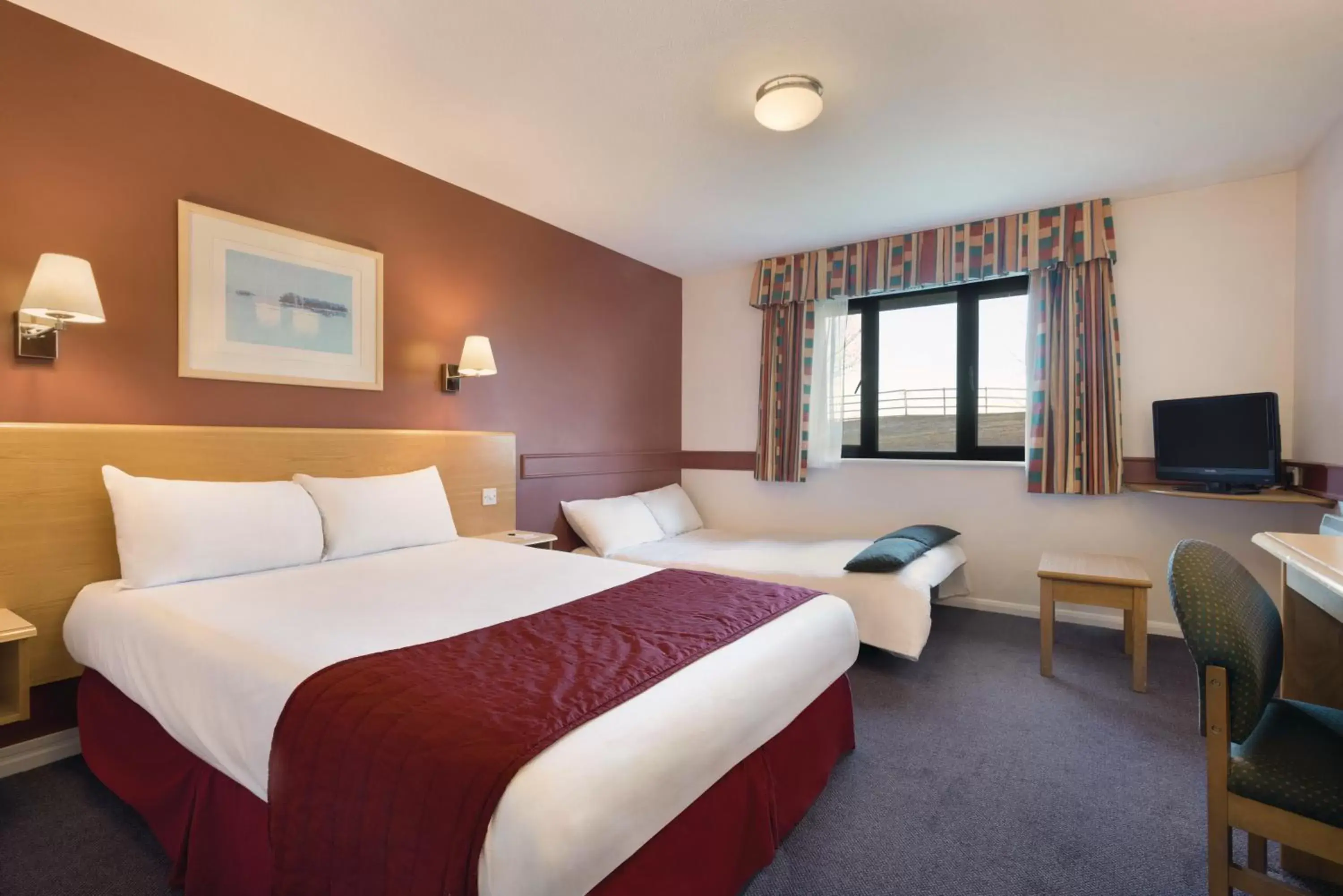 Photo of the whole room, Bed in Days Inn Hotel Membury