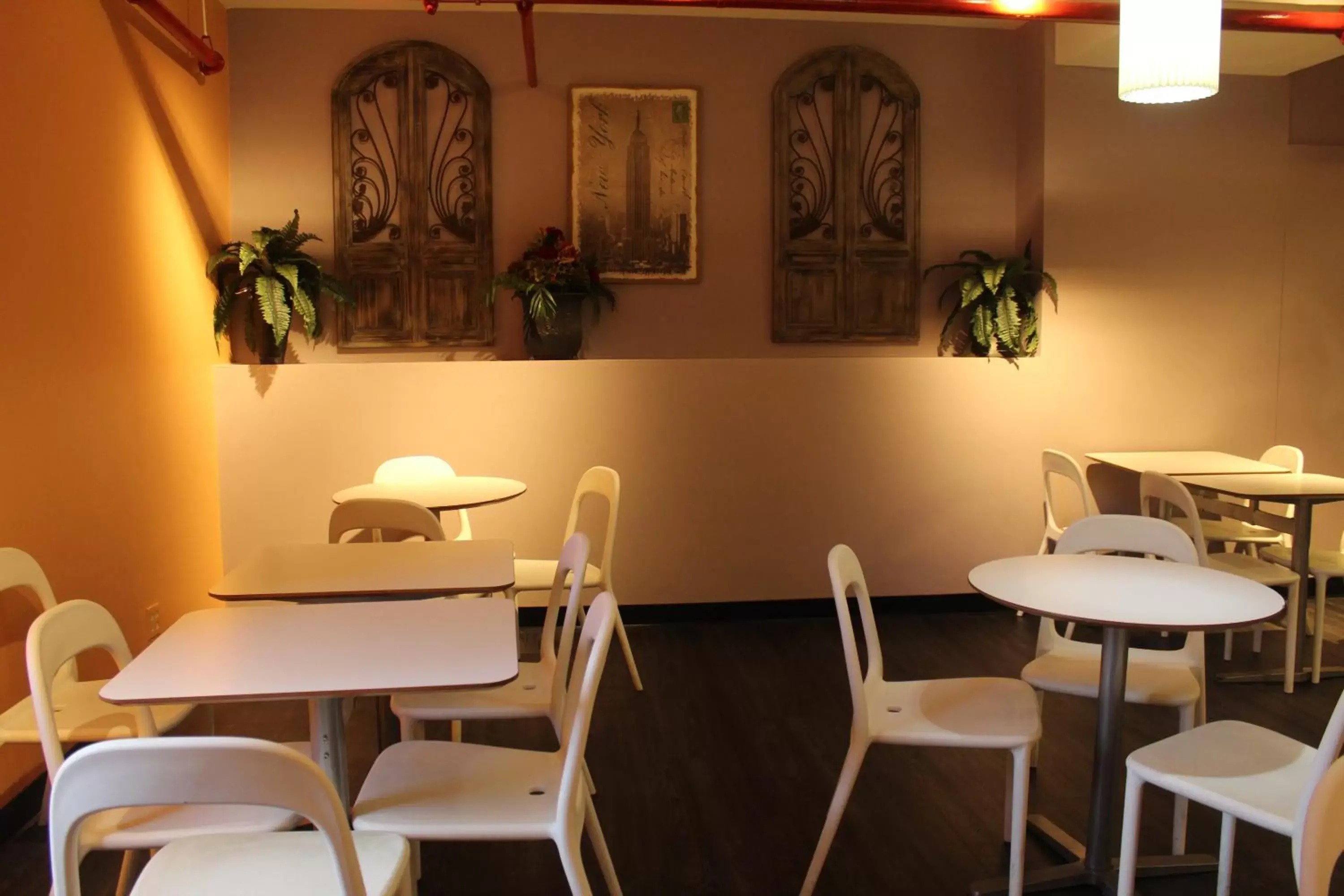 Lounge or bar, Restaurant/Places to Eat in HI New York City Hostel