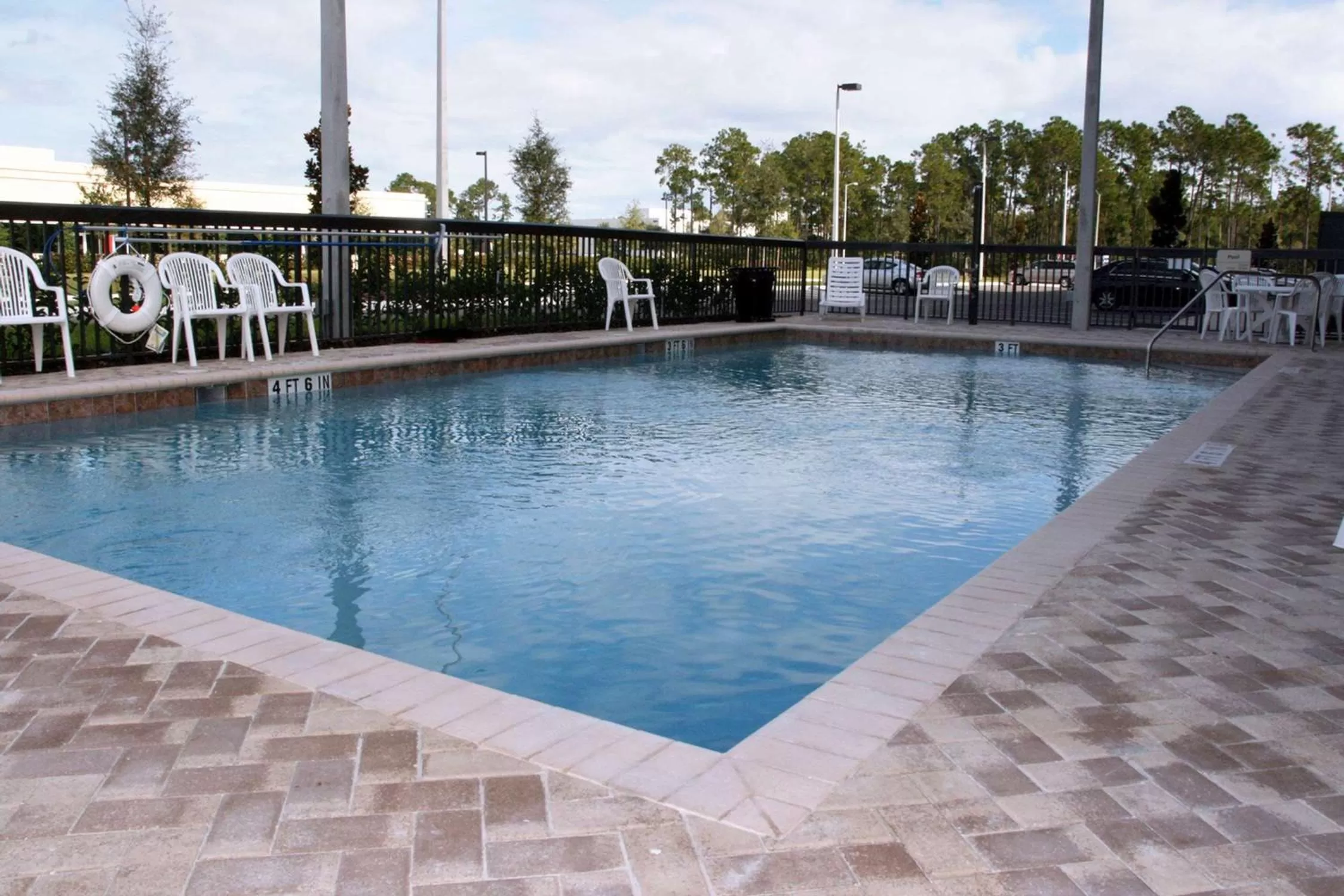 Pool view in Hampton Inn & Suites Orlando-John Young Parkway/South Park