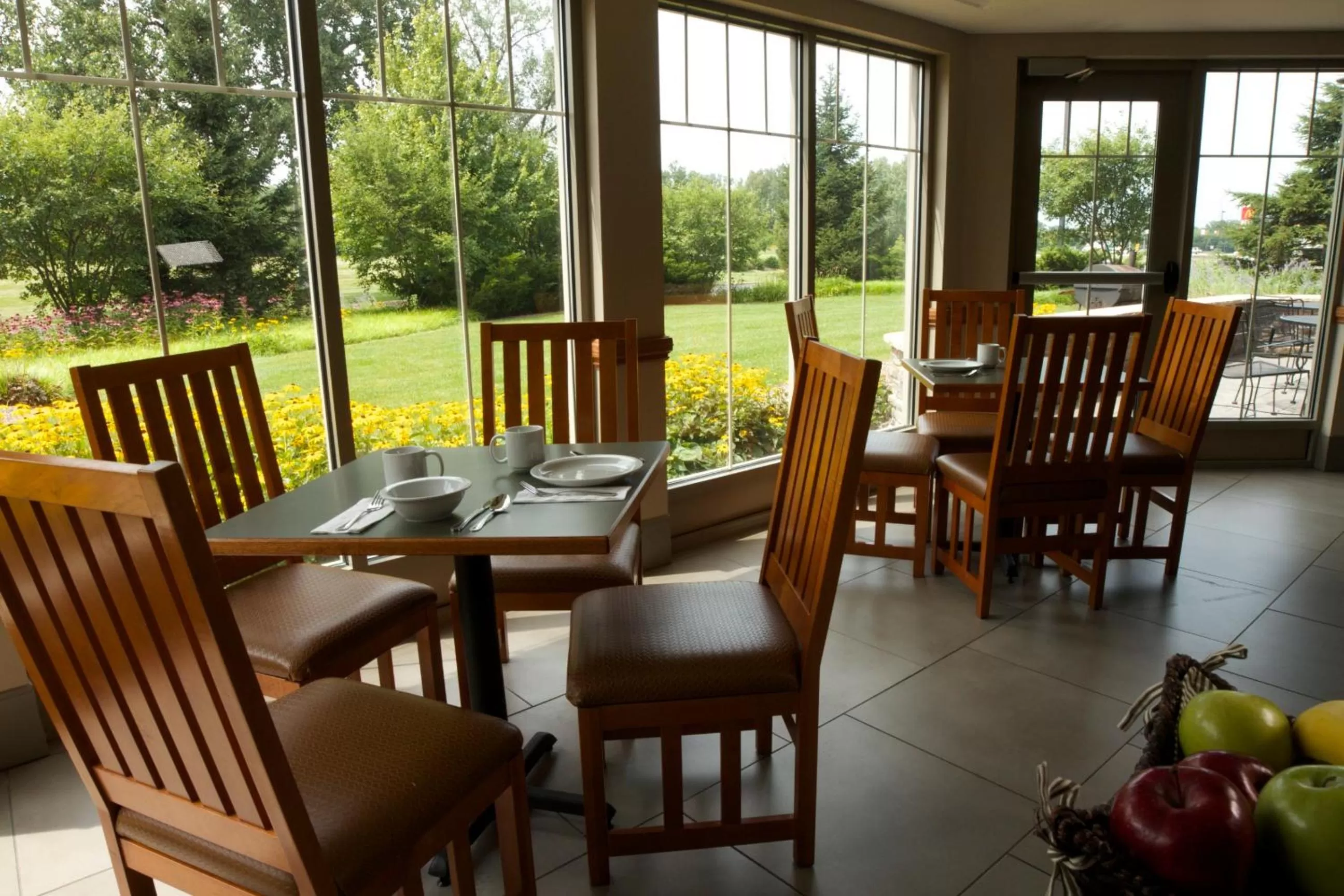 Dining area in Country Inn & Suites by Radisson, Portage, IN